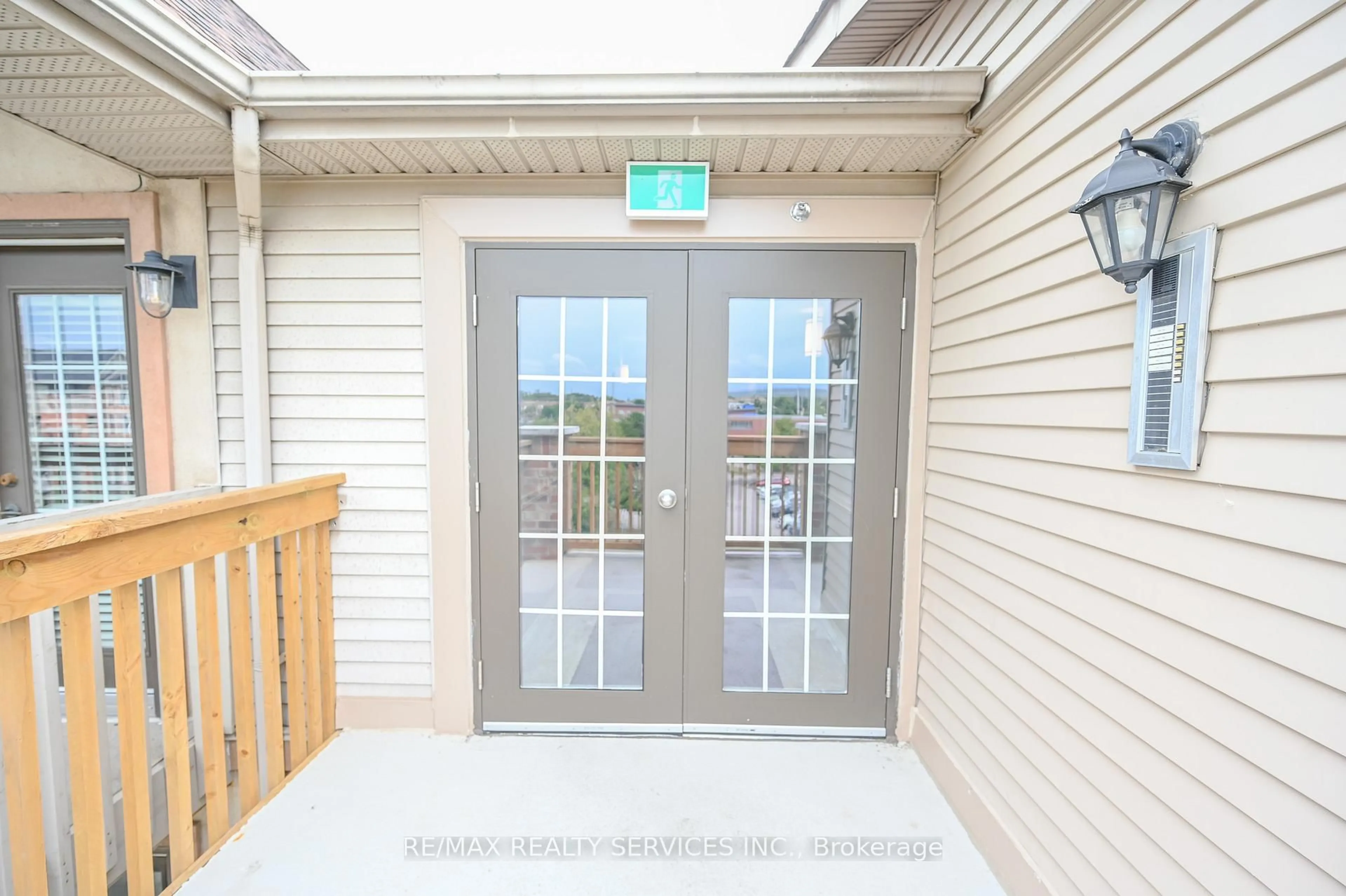 Indoor entryway for 4005 Kilmer Dr #412, Burlington Ontario L7M 4M2