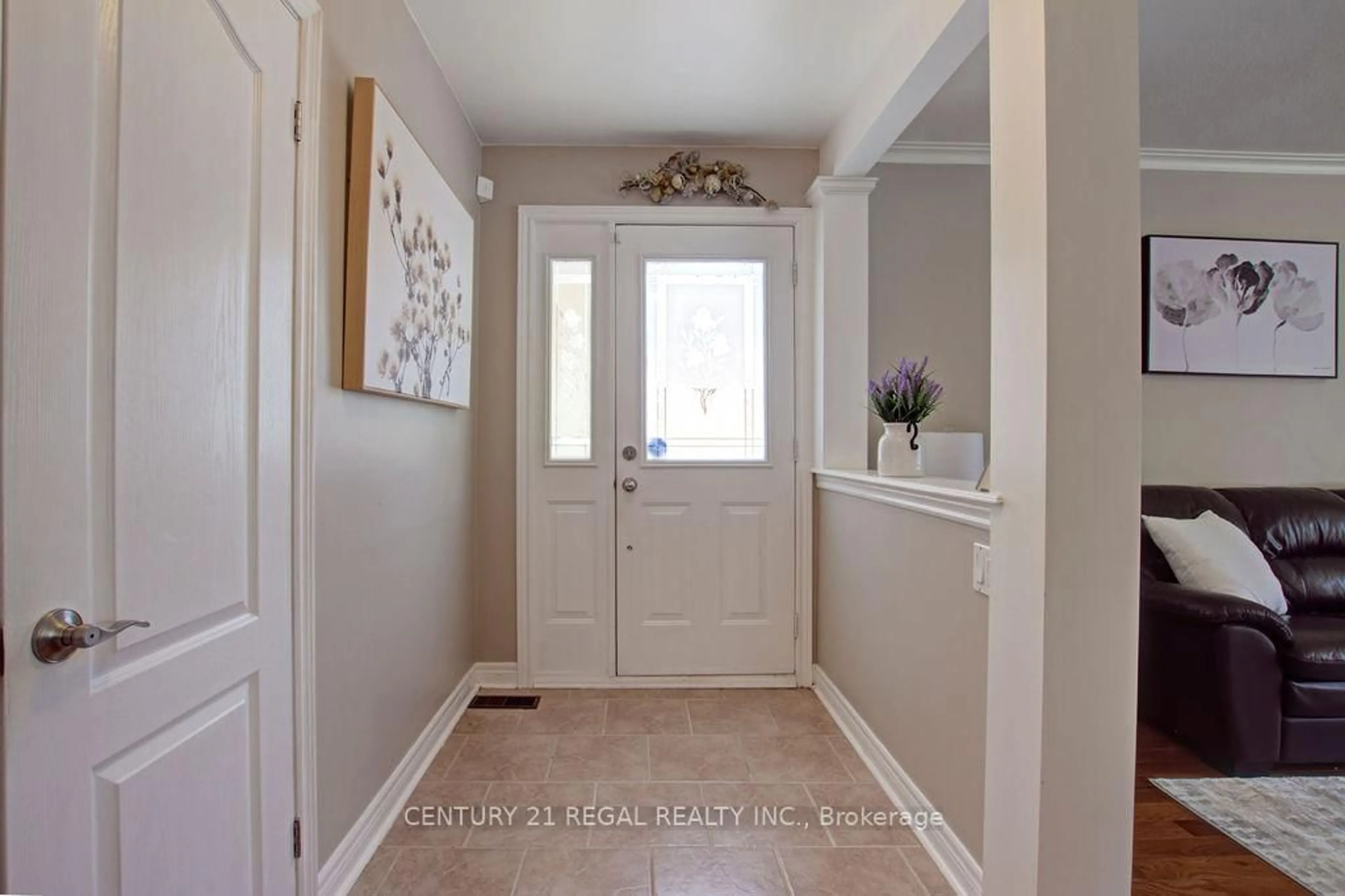 Indoor entryway for 14 Thorpe Rd, Toronto Ontario M9R 2C2
