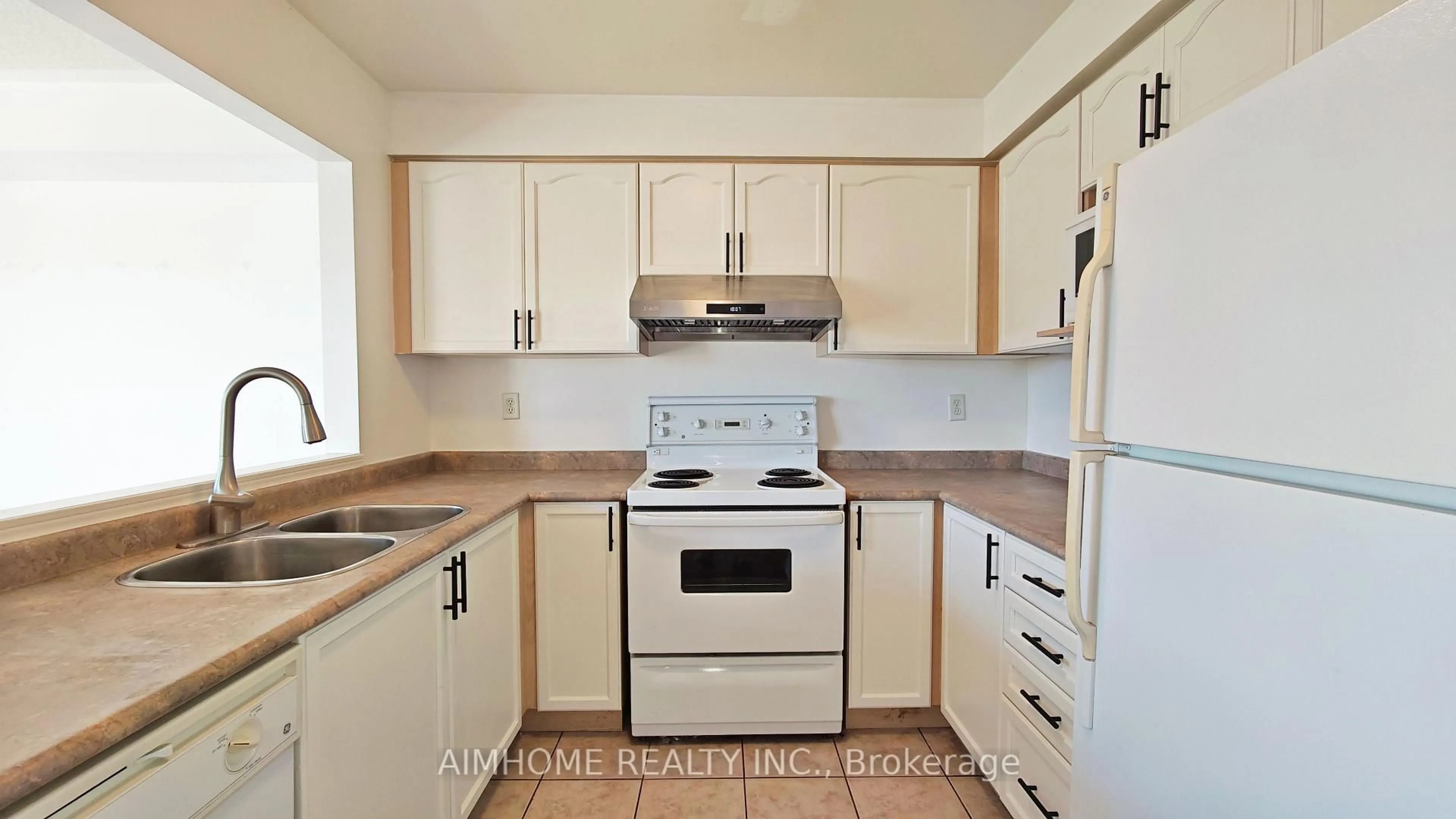 Standard kitchen, wood/laminate floor for 340 KITTRIDGE Rd, Oakville Ontario L6H 7K6