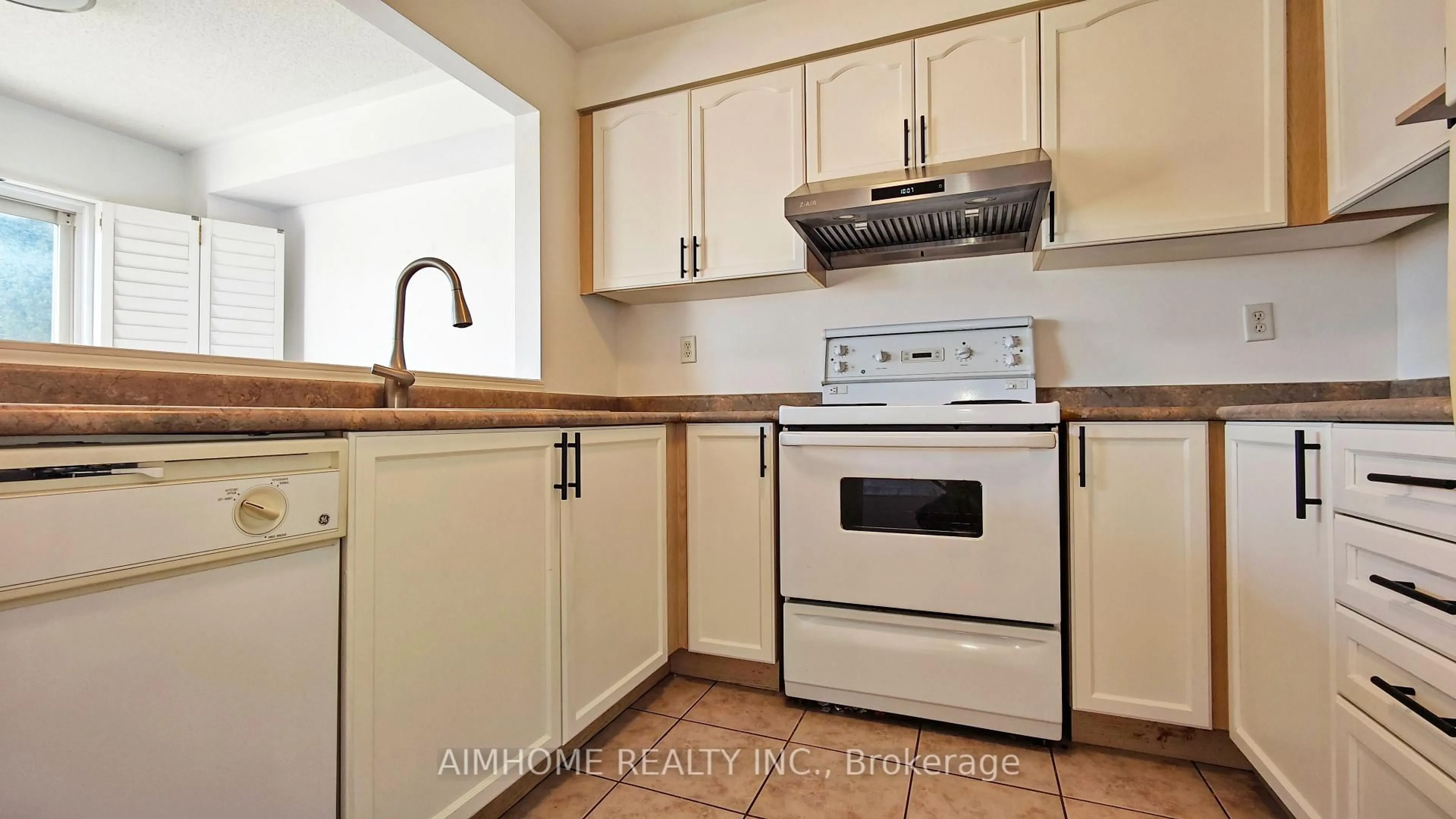 Standard kitchen, wood/laminate floor for 340 KITTRIDGE Rd, Oakville Ontario L6H 7K6