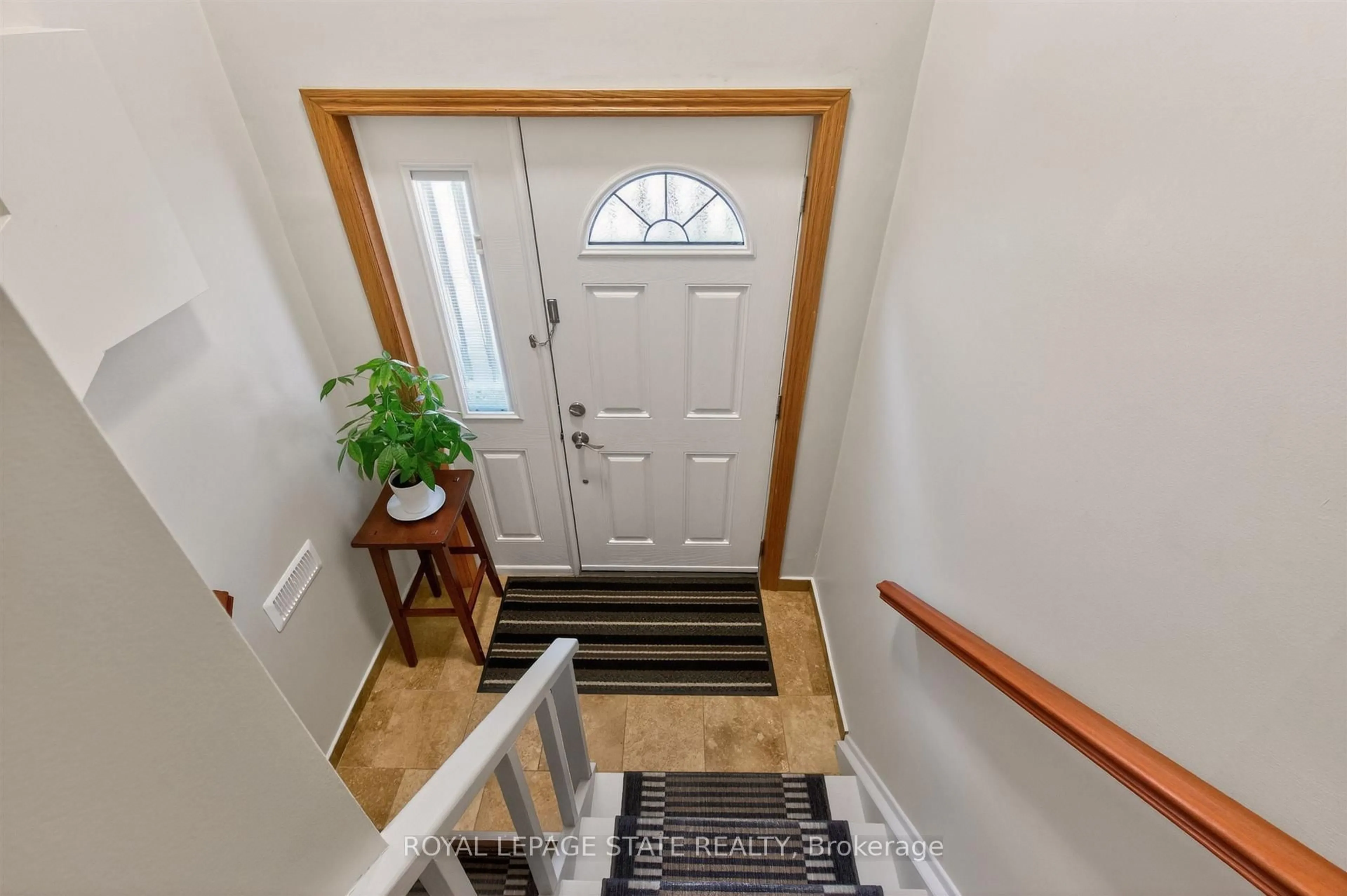 Indoor entryway for 57 Starview Dr, Toronto Ontario M9M 1K7