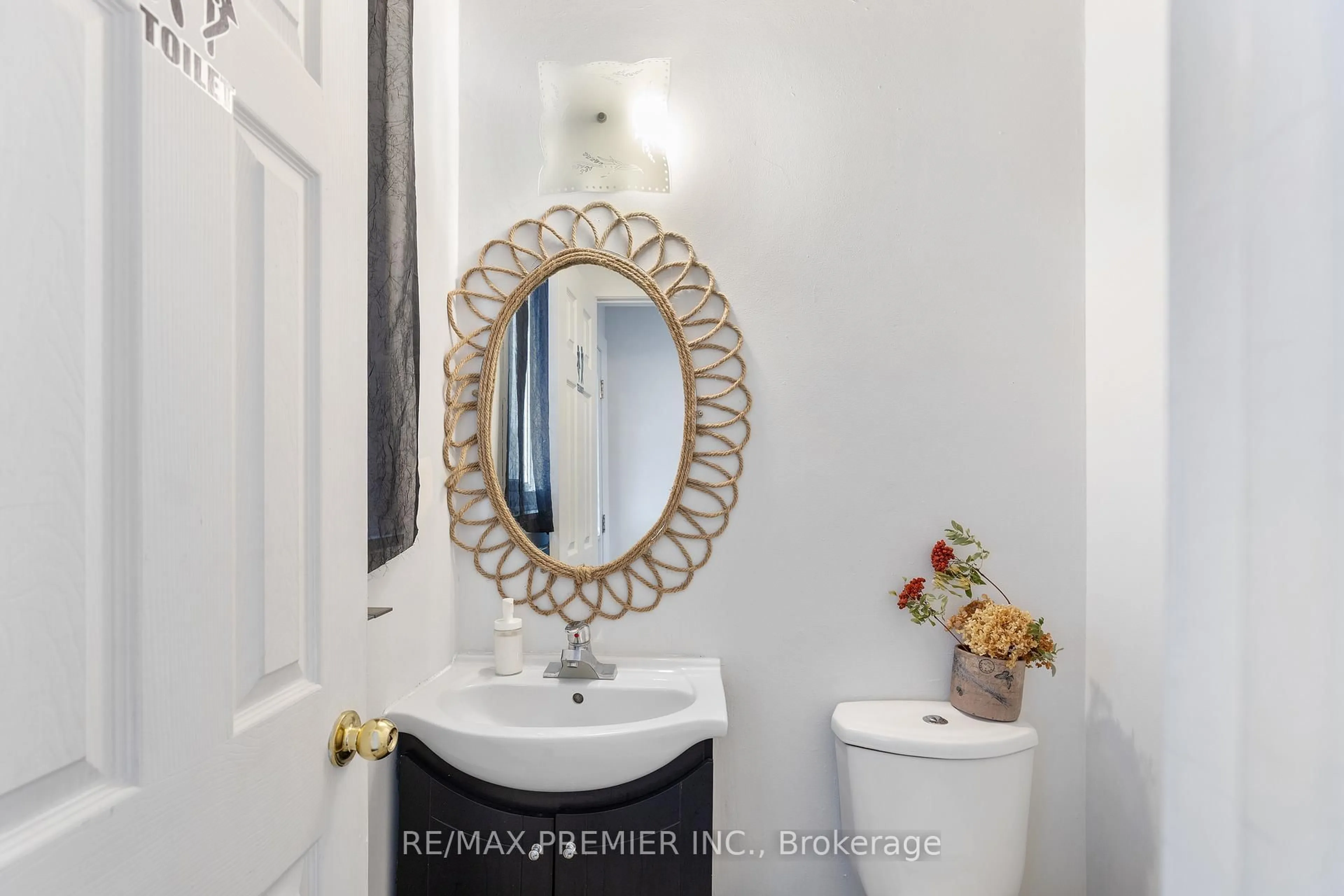 Standard bathroom, ceramic/tile floor for 42 San Marino Way #19, Toronto Ontario M3N 2Y3