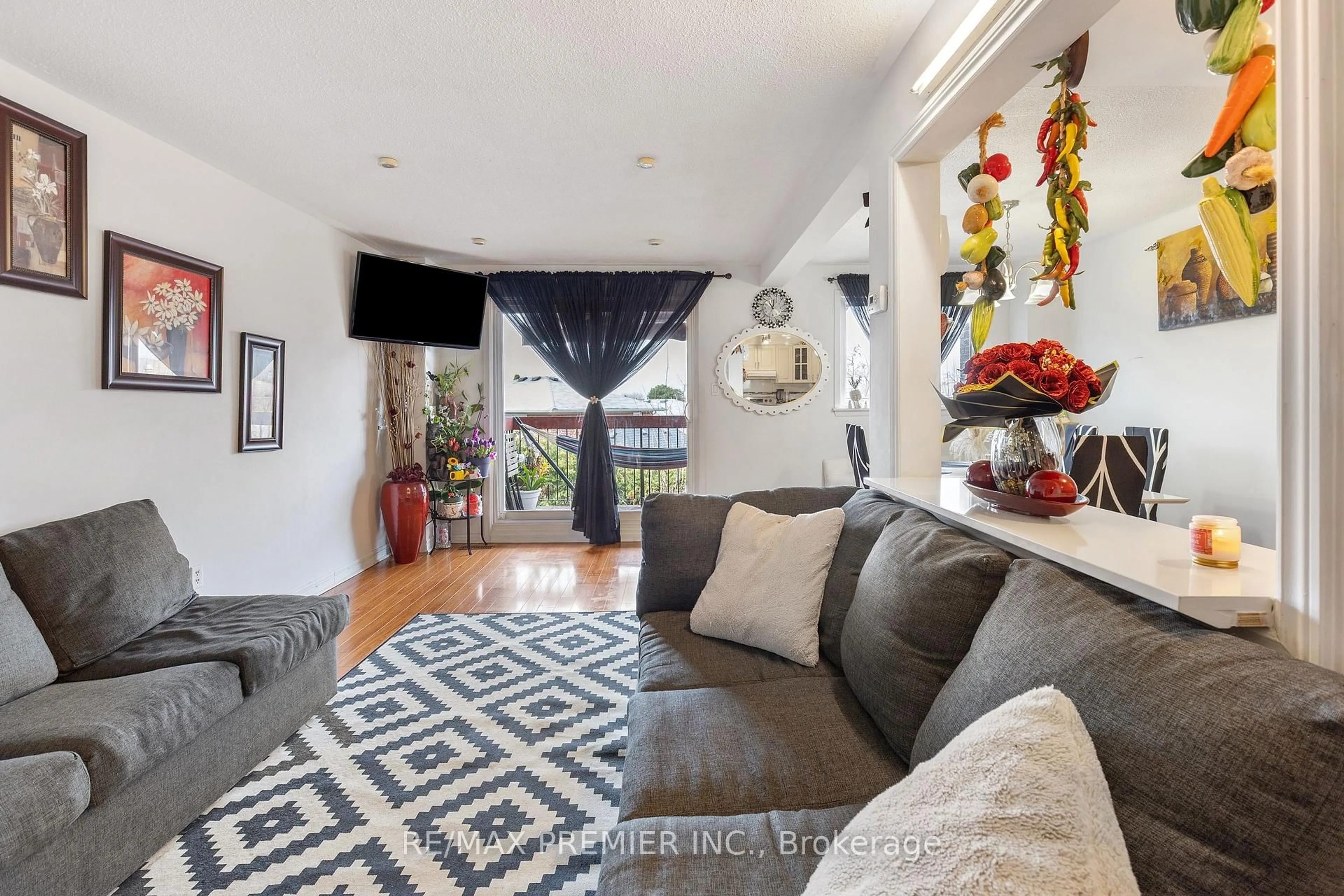 Living room with furniture, unknown for 42 San Marino Way #19, Toronto Ontario M3N 2Y3