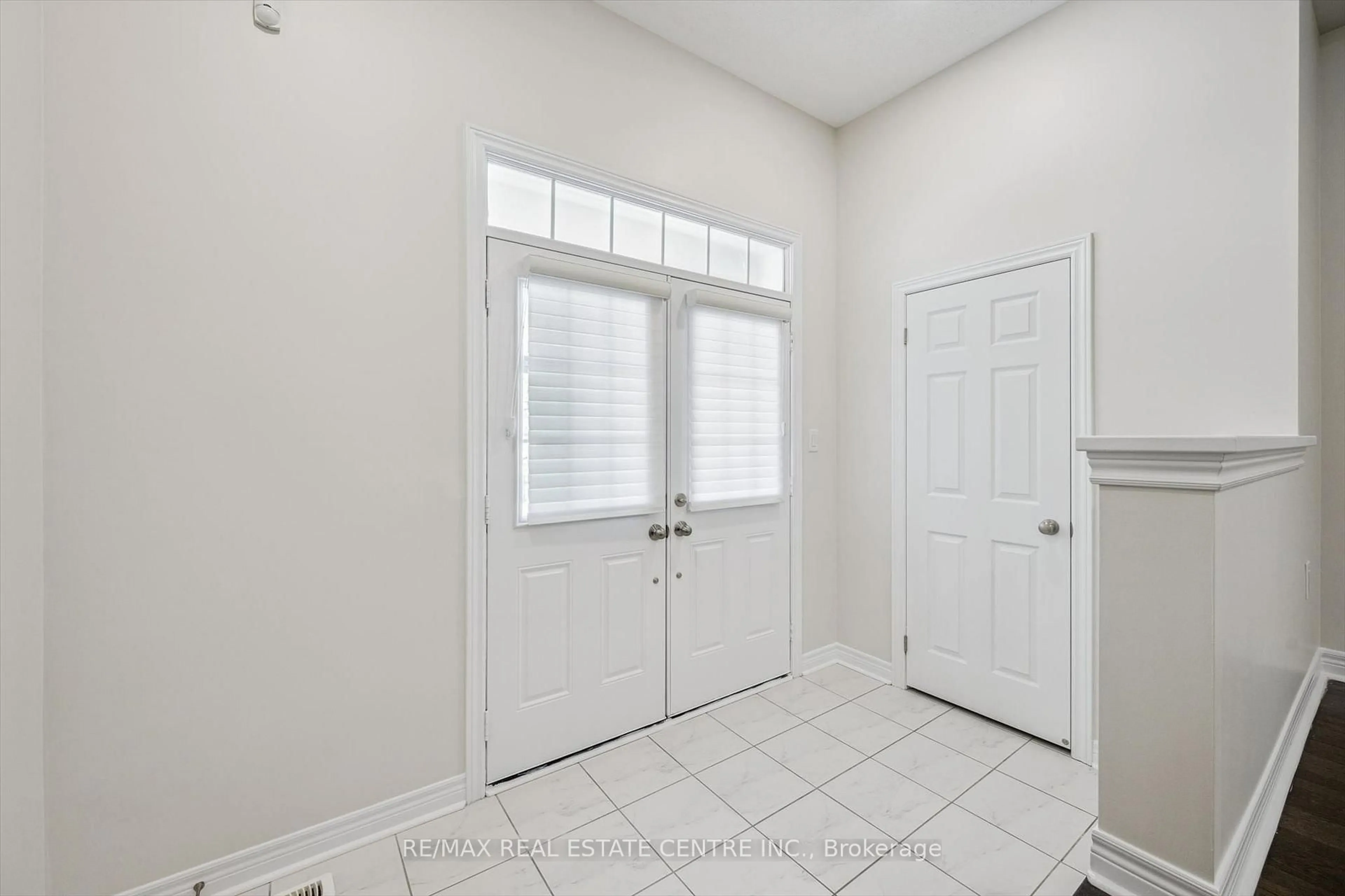 Indoor entryway for 37 Zanetta Cres, Brampton Ontario L6Y 6A2