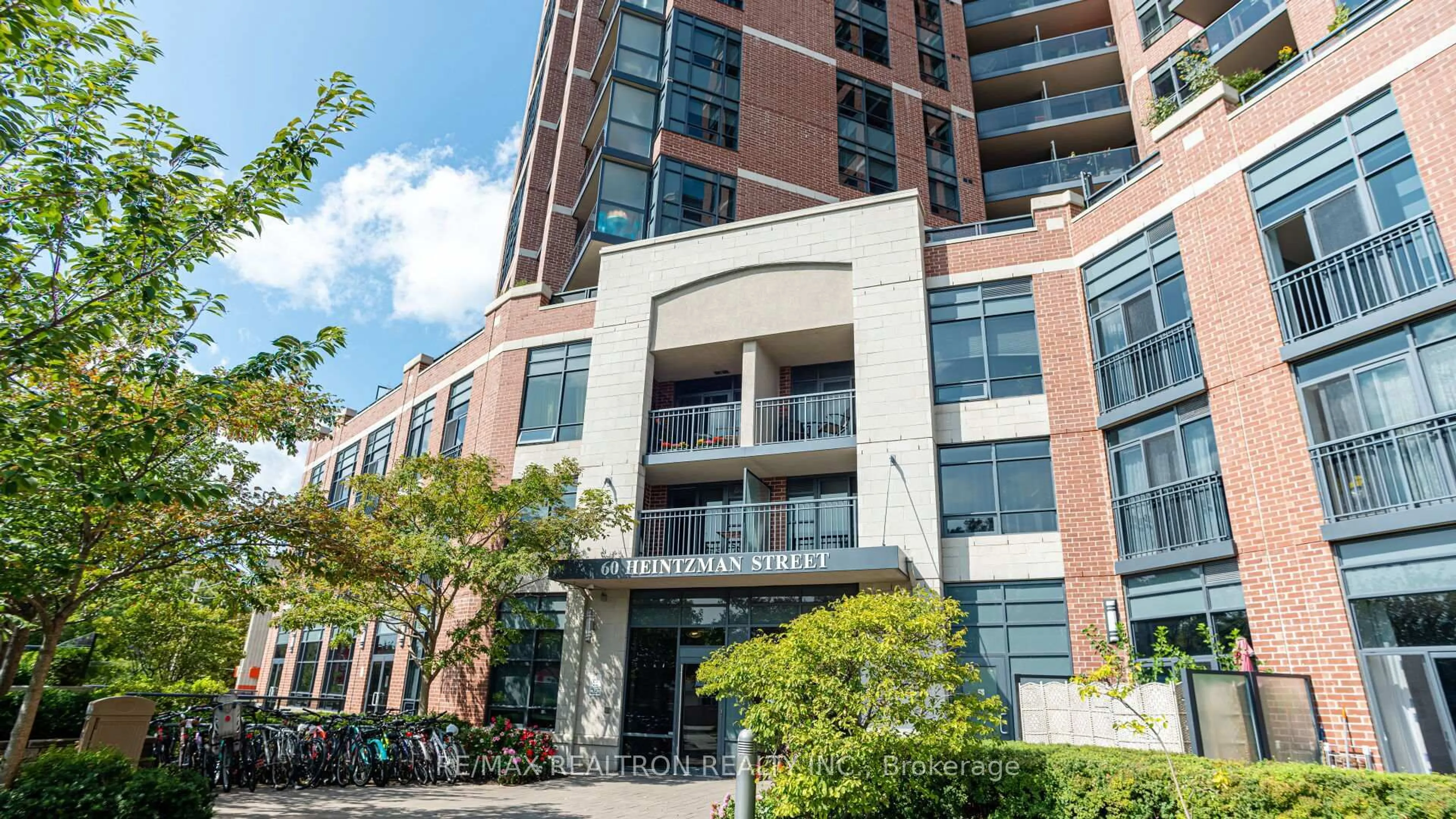 Indoor foyer for 60 Heintzman St #535, Toronto Ontario M6P 5A1