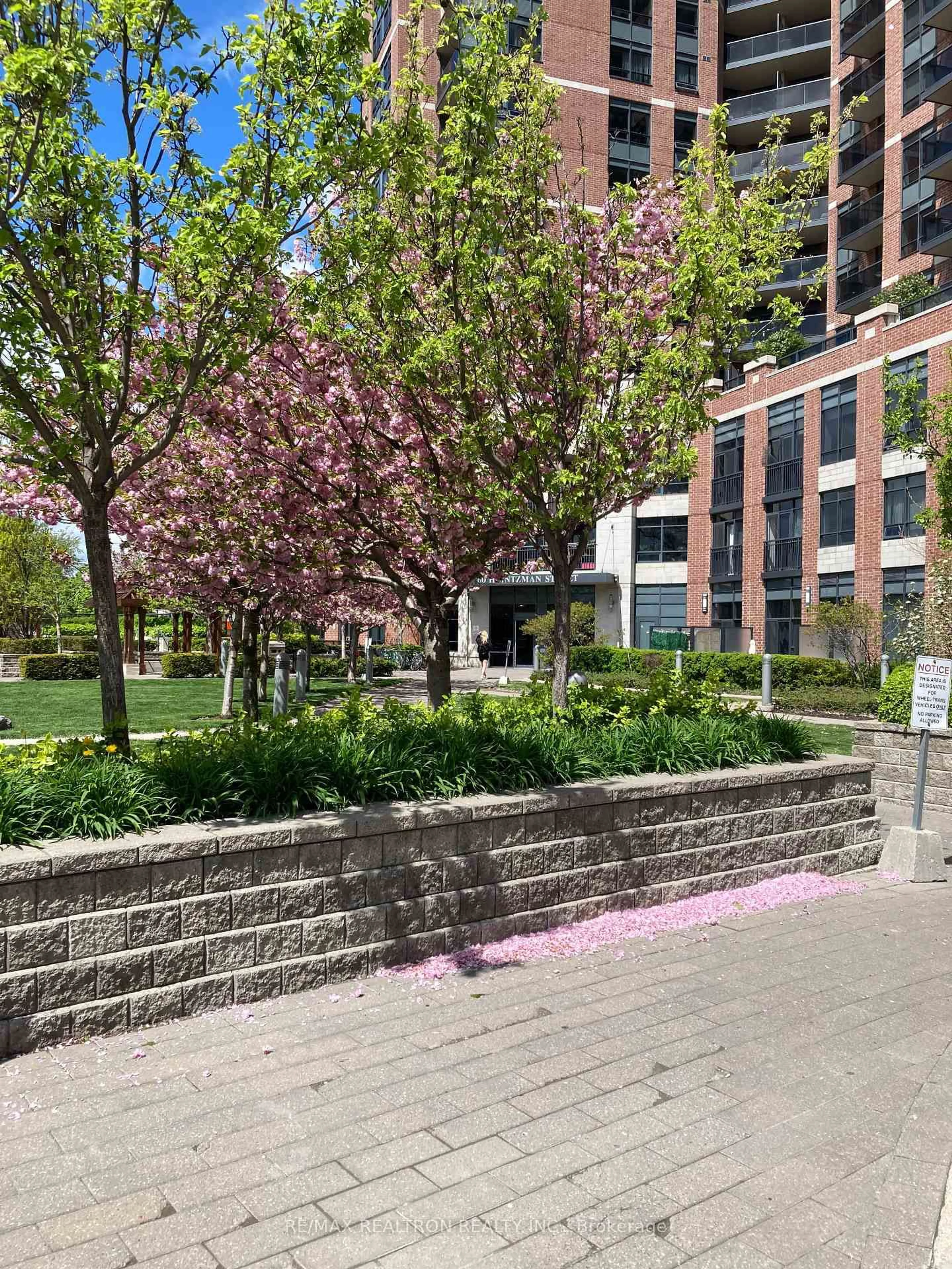 Patio, street for 60 Heintzman St #535, Toronto Ontario M6P 5A1