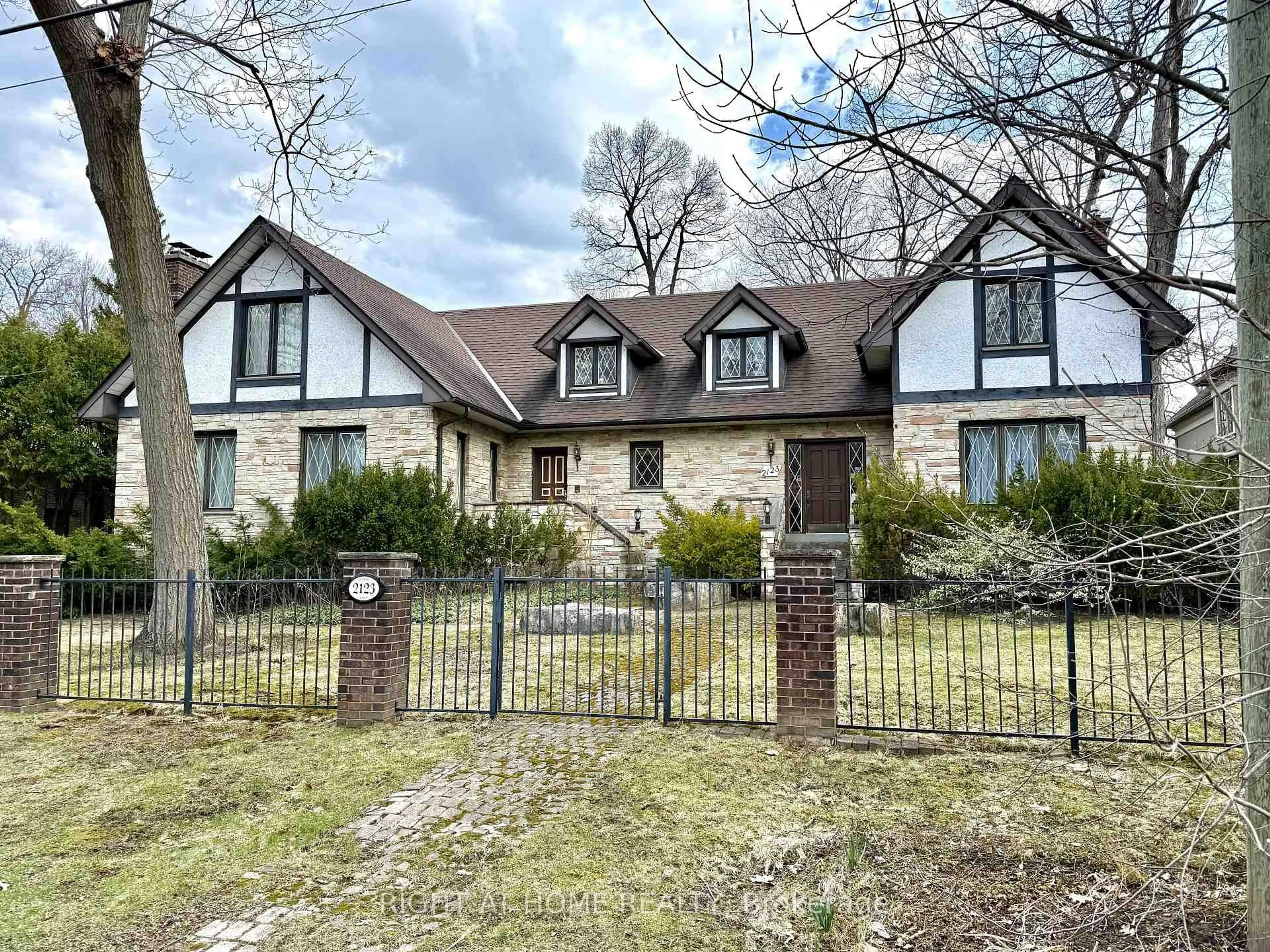 Unknown for 2123 Gordon Dr, Mississauga Ontario L5B 1S6