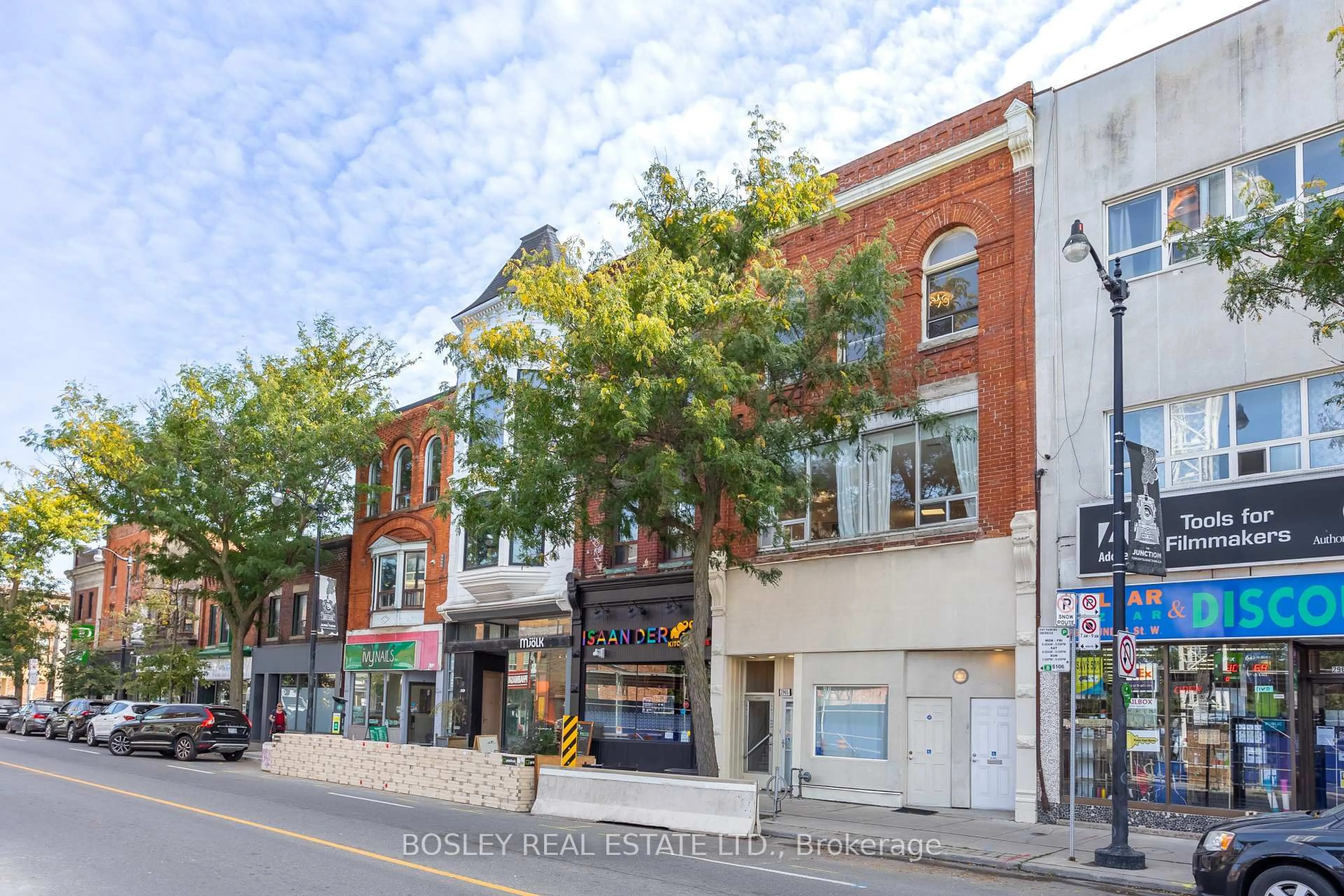 Unknown for 2963 Dundas St, Toronto Ontario M6P 1Z2