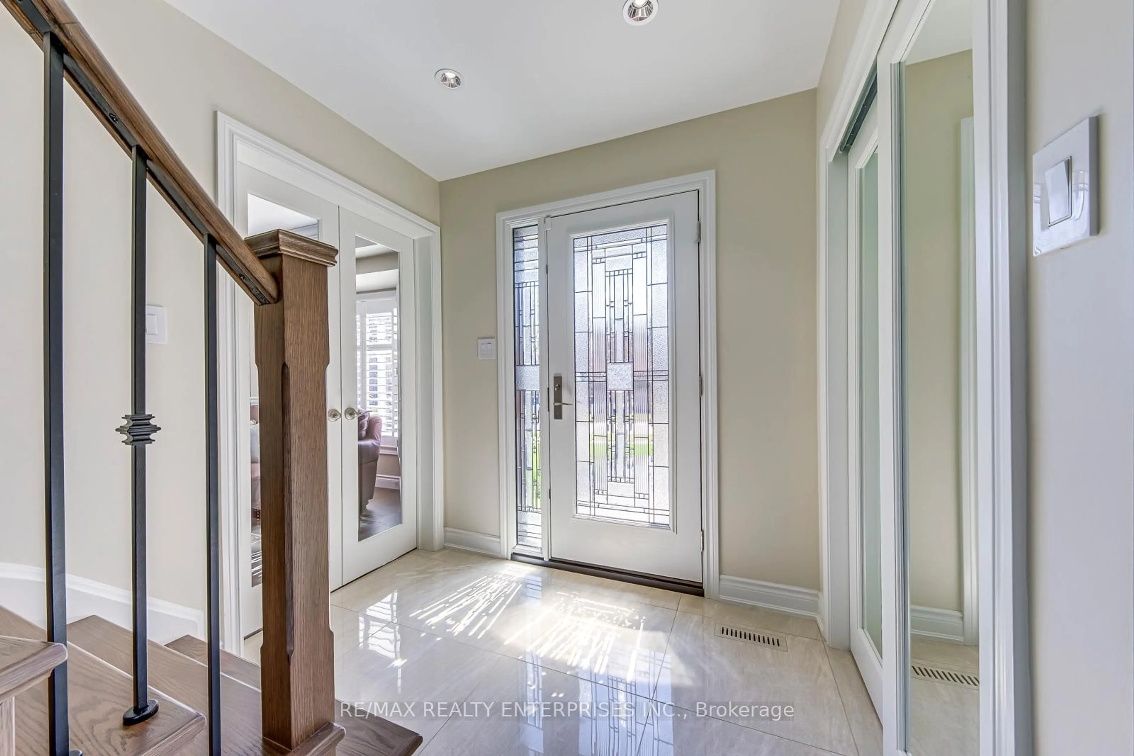 Indoor entryway for 1155 Thoresby Dr, Oakville Ontario L6J 7M8