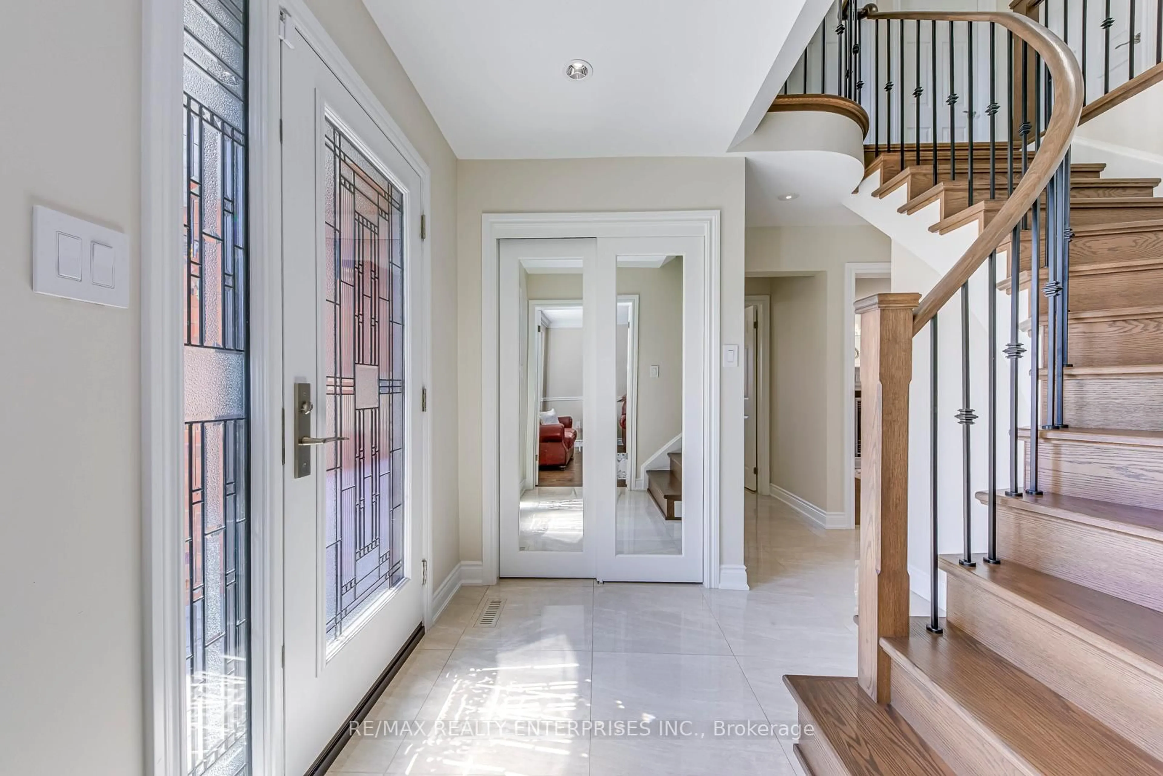 Indoor entryway for 1155 Thoresby Dr, Oakville Ontario L6J 7M8