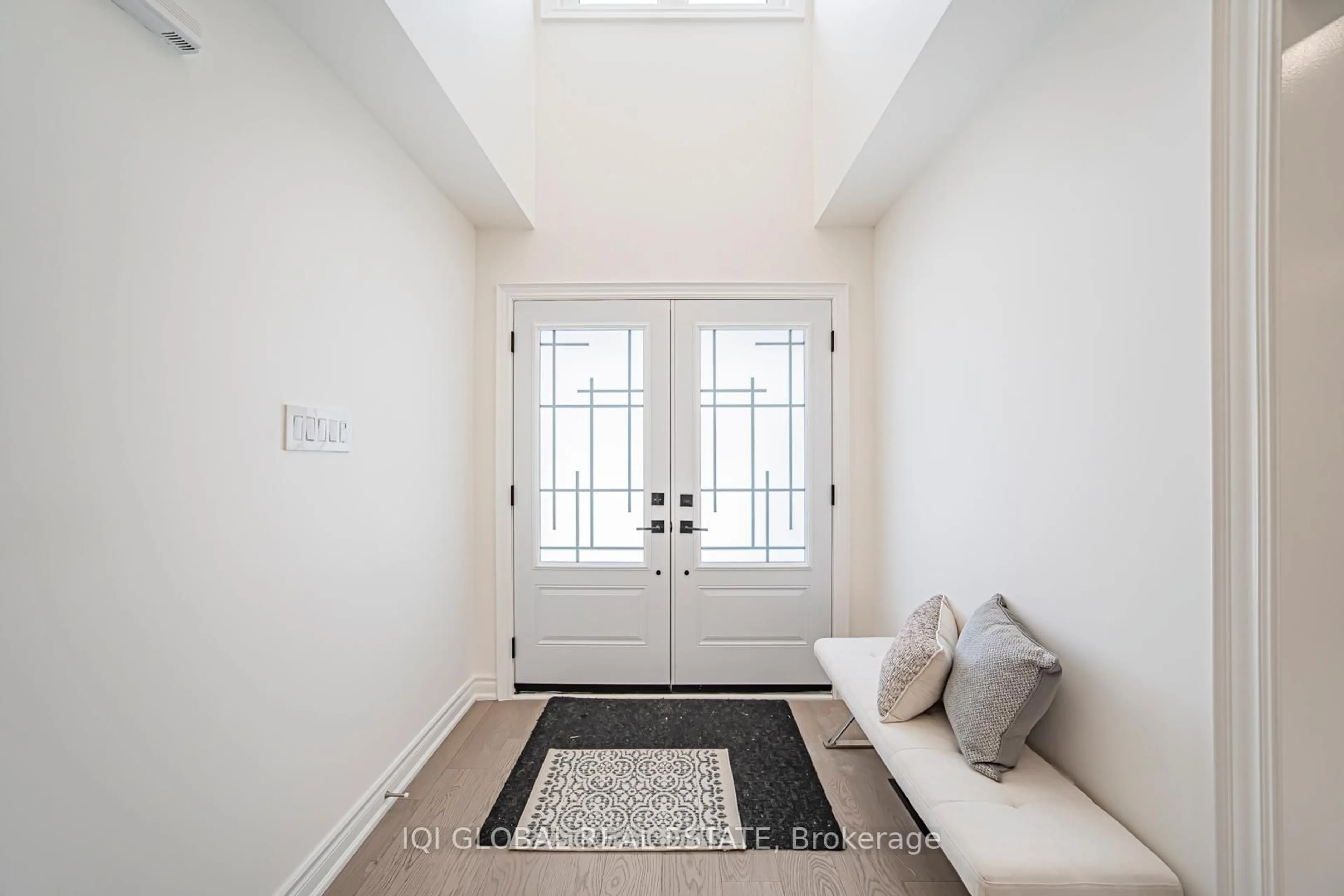 Indoor entryway for 2211 Rockingham Dr, Oakville Ontario L6H 6E8