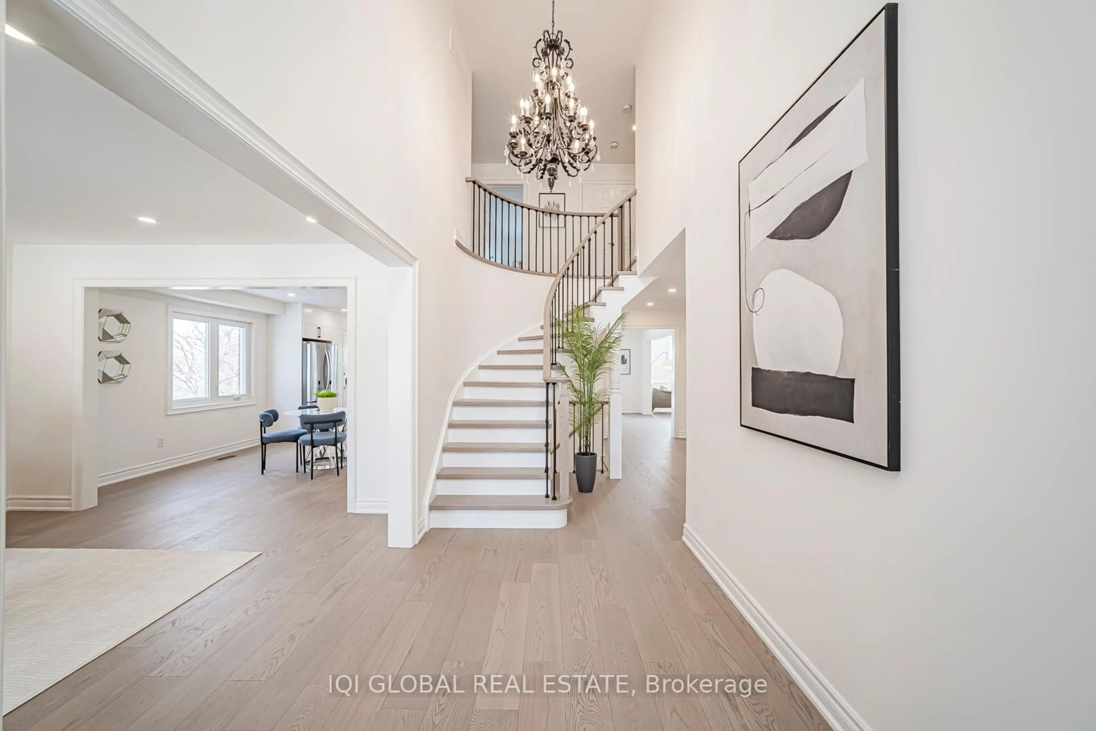 Indoor foyer for 2211 Rockingham Dr, Oakville Ontario L6H 6E8