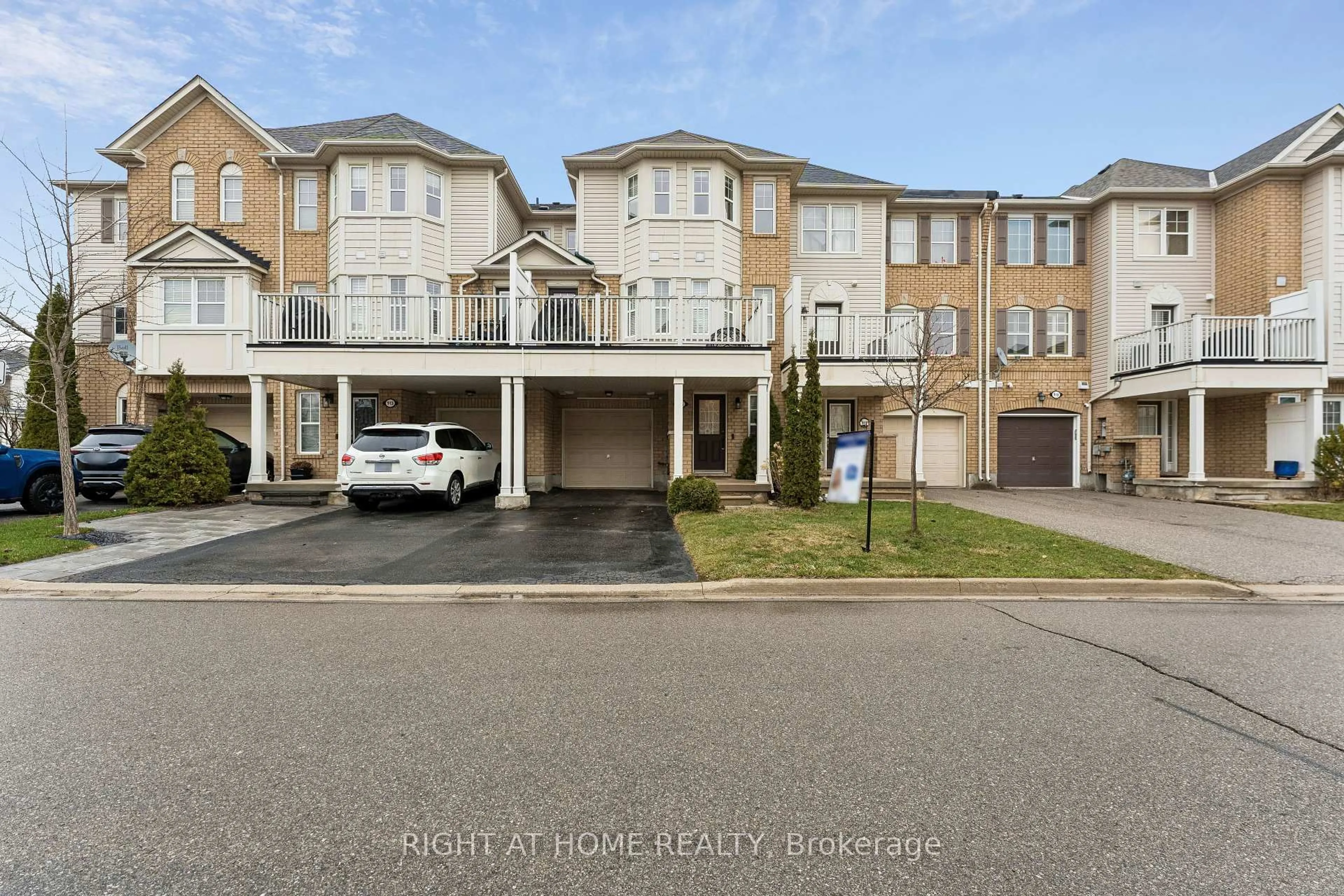 A pic from outside/outdoor area/front of a property/back of a property/a pic from drone, street for 915 Deverell Pl, Milton Ontario L9T 0M2