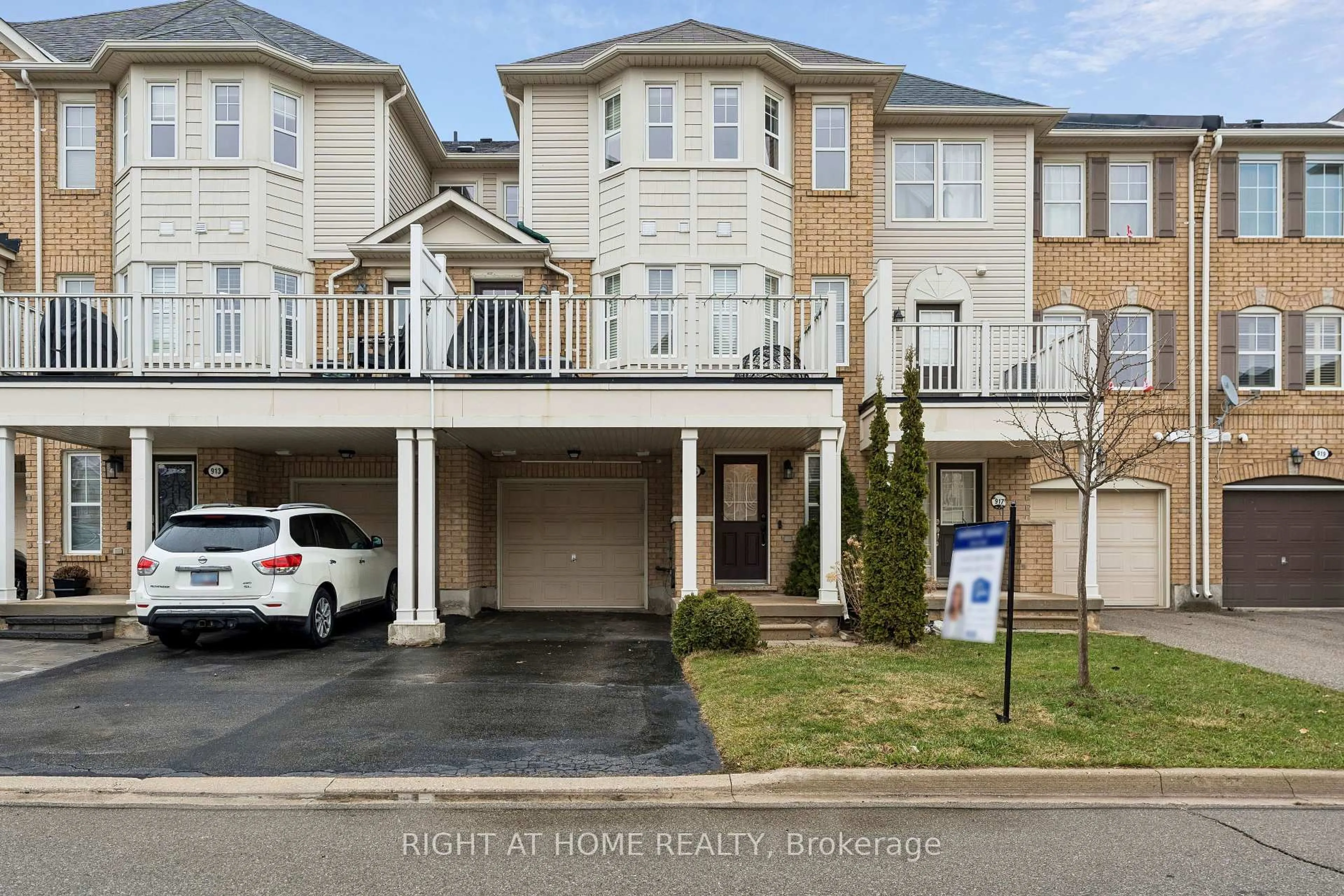 A pic from outside/outdoor area/front of a property/back of a property/a pic from drone, street for 915 Deverell Pl, Milton Ontario L9T 0M2