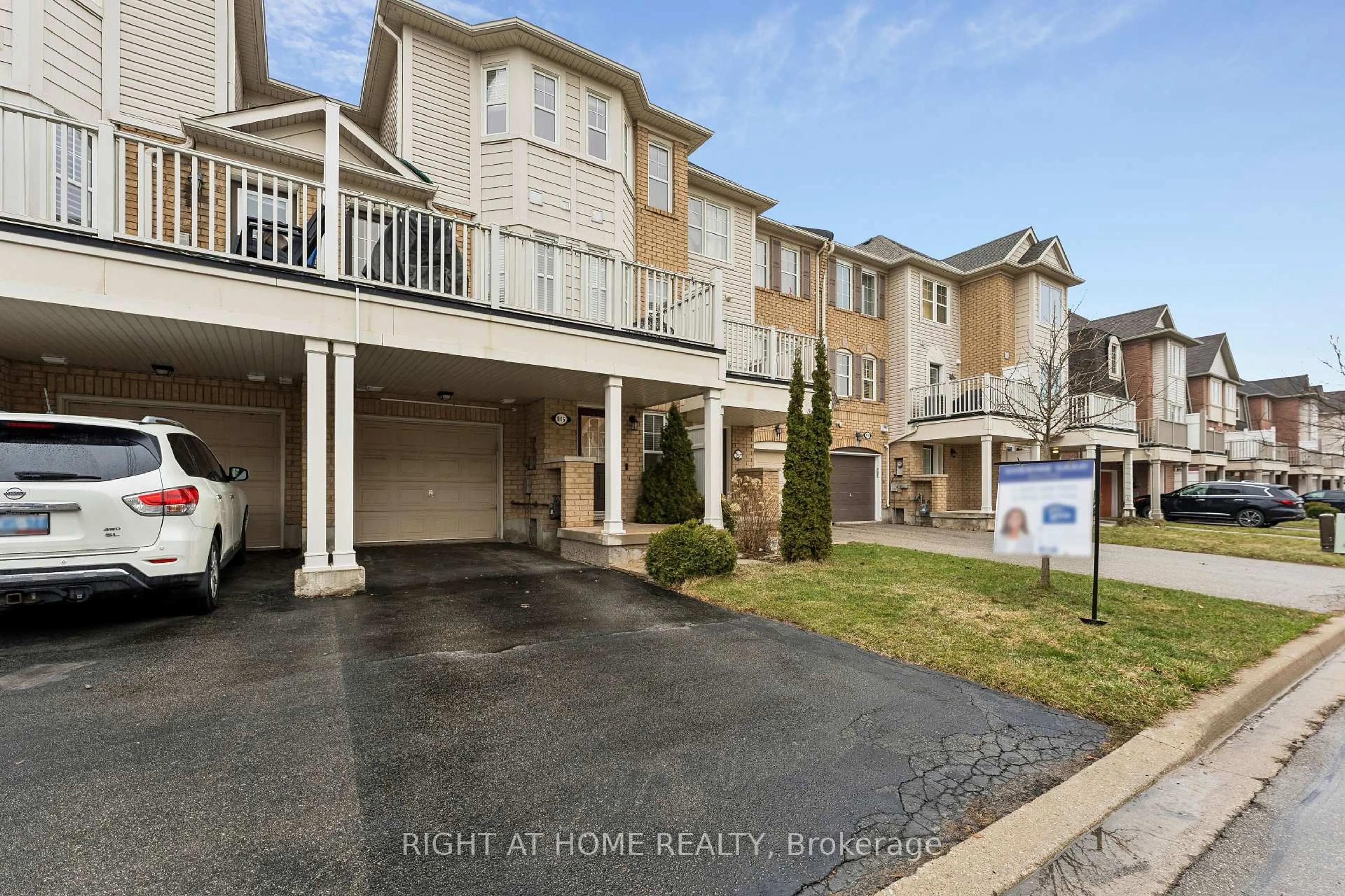 A pic from outside/outdoor area/front of a property/back of a property/a pic from drone, unknown for 915 Deverell Pl, Milton Ontario L9T 0M2