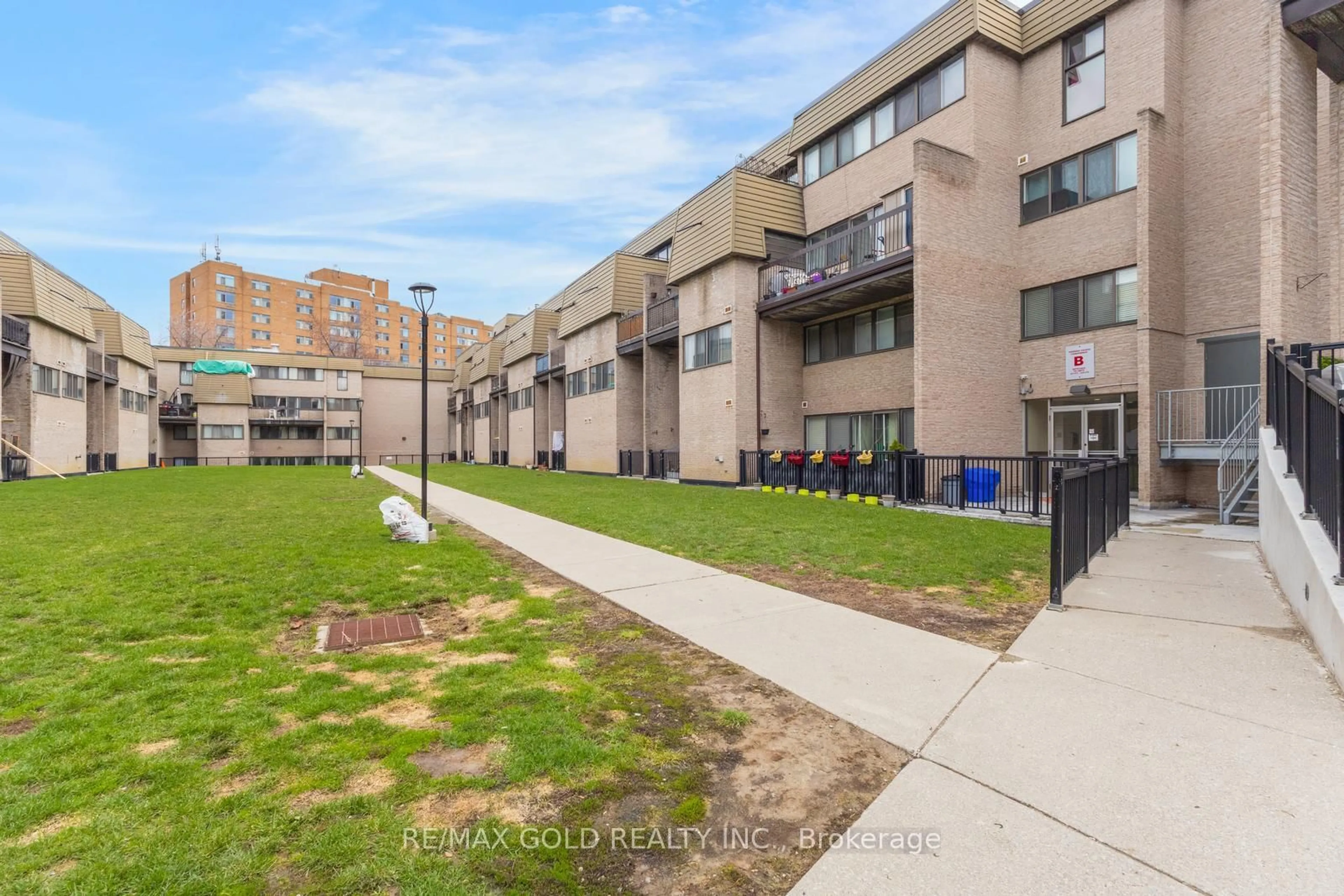 Patio, street for 2095 Roche Crt #235, Mississauga Ontario L5K 2C8