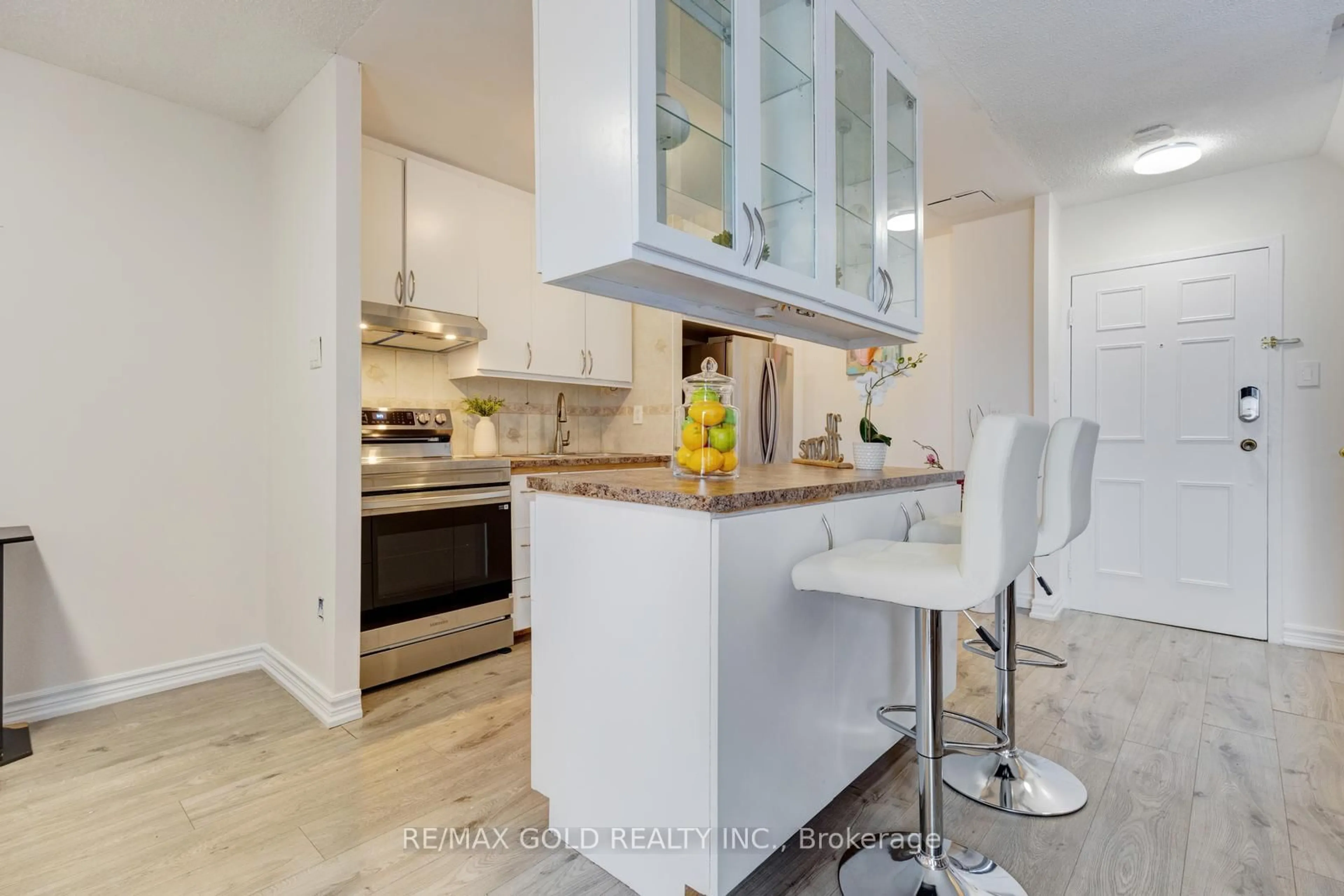 Contemporary kitchen, unknown for 2095 Roche Crt #235, Mississauga Ontario L5K 2C8