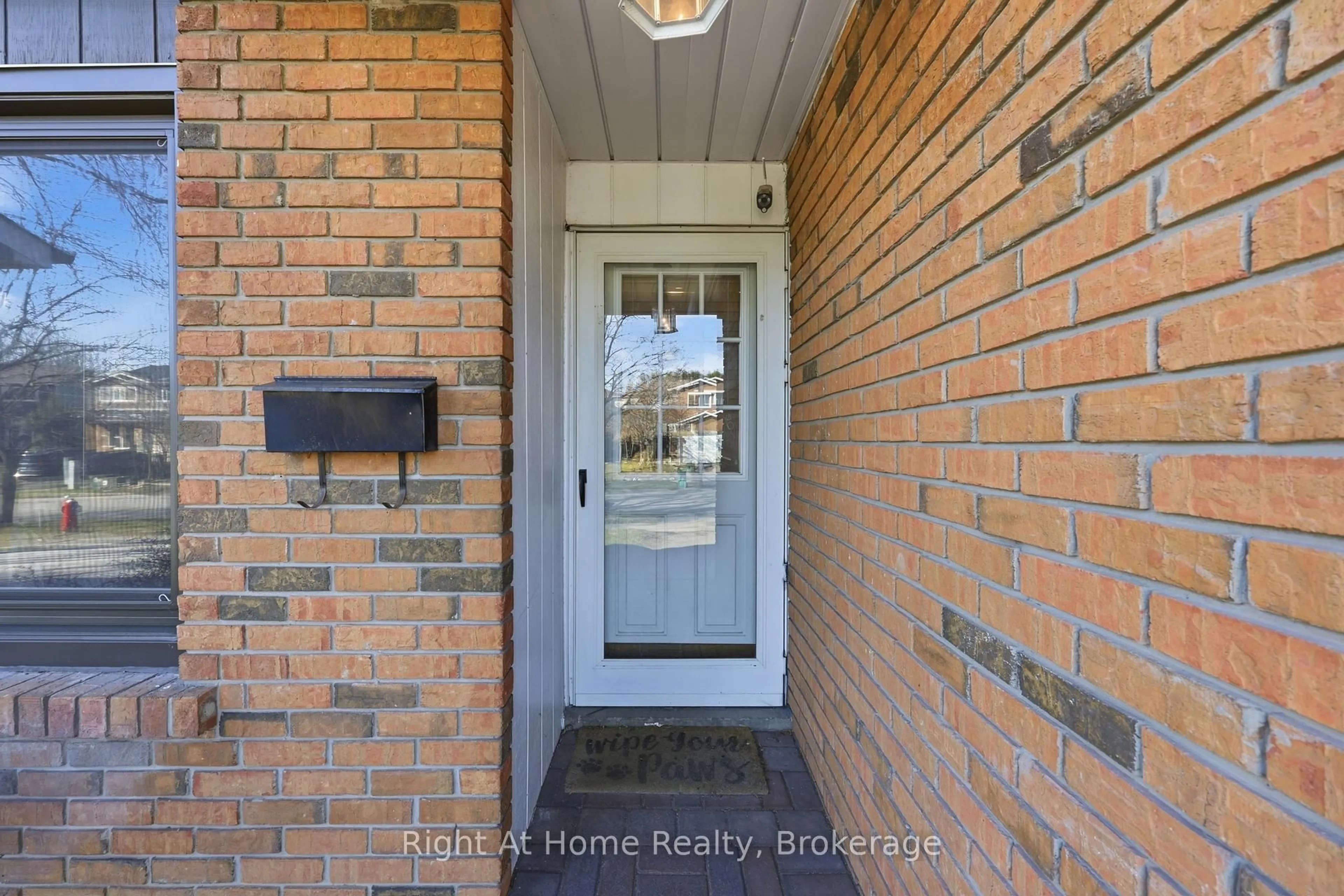 Indoor entryway for 136 Elderwood Pl, Brampton Ontario L6V 3N3