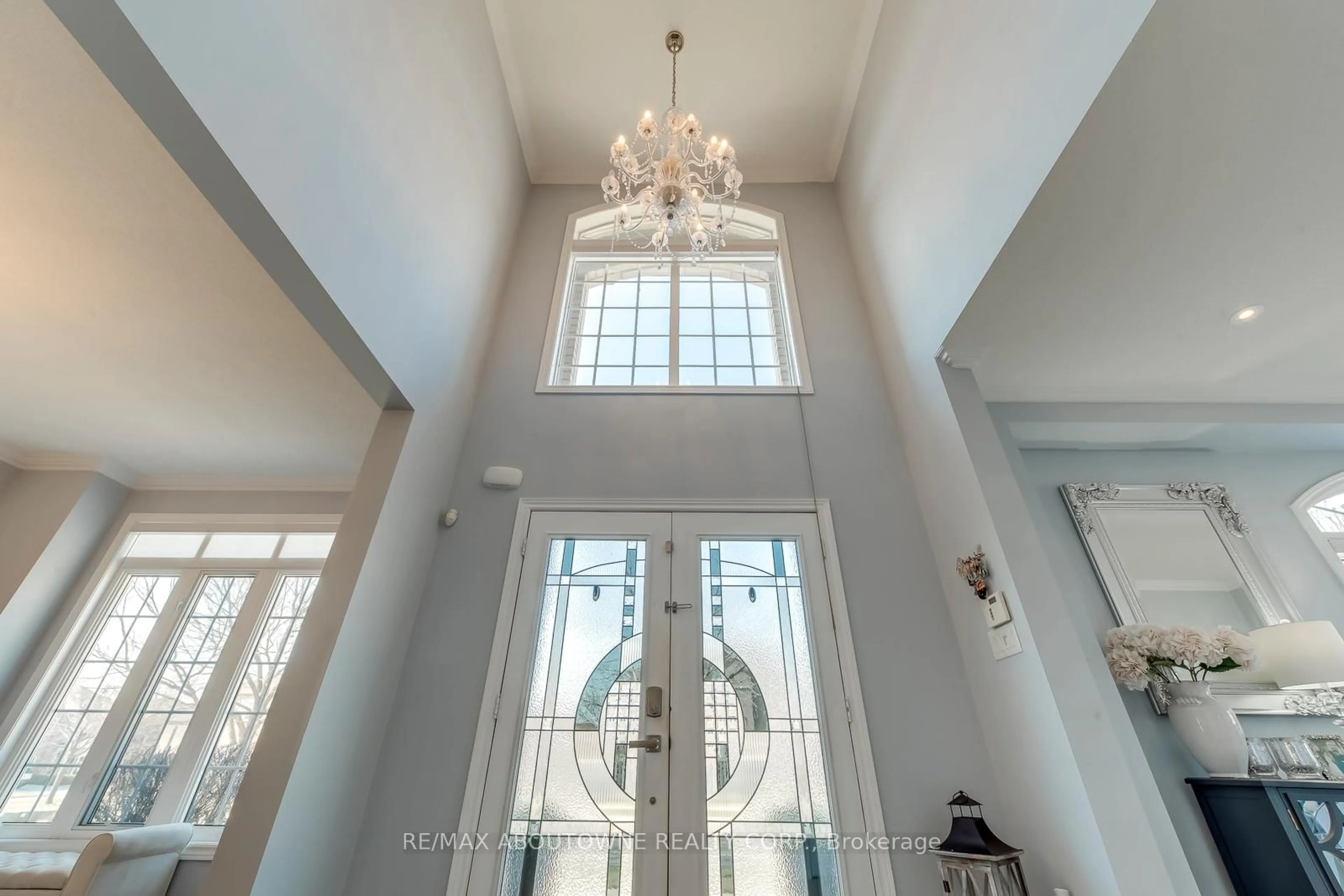 Indoor foyer for 2389 Grand Oak Tr, Oakville Ontario L6M 4V4