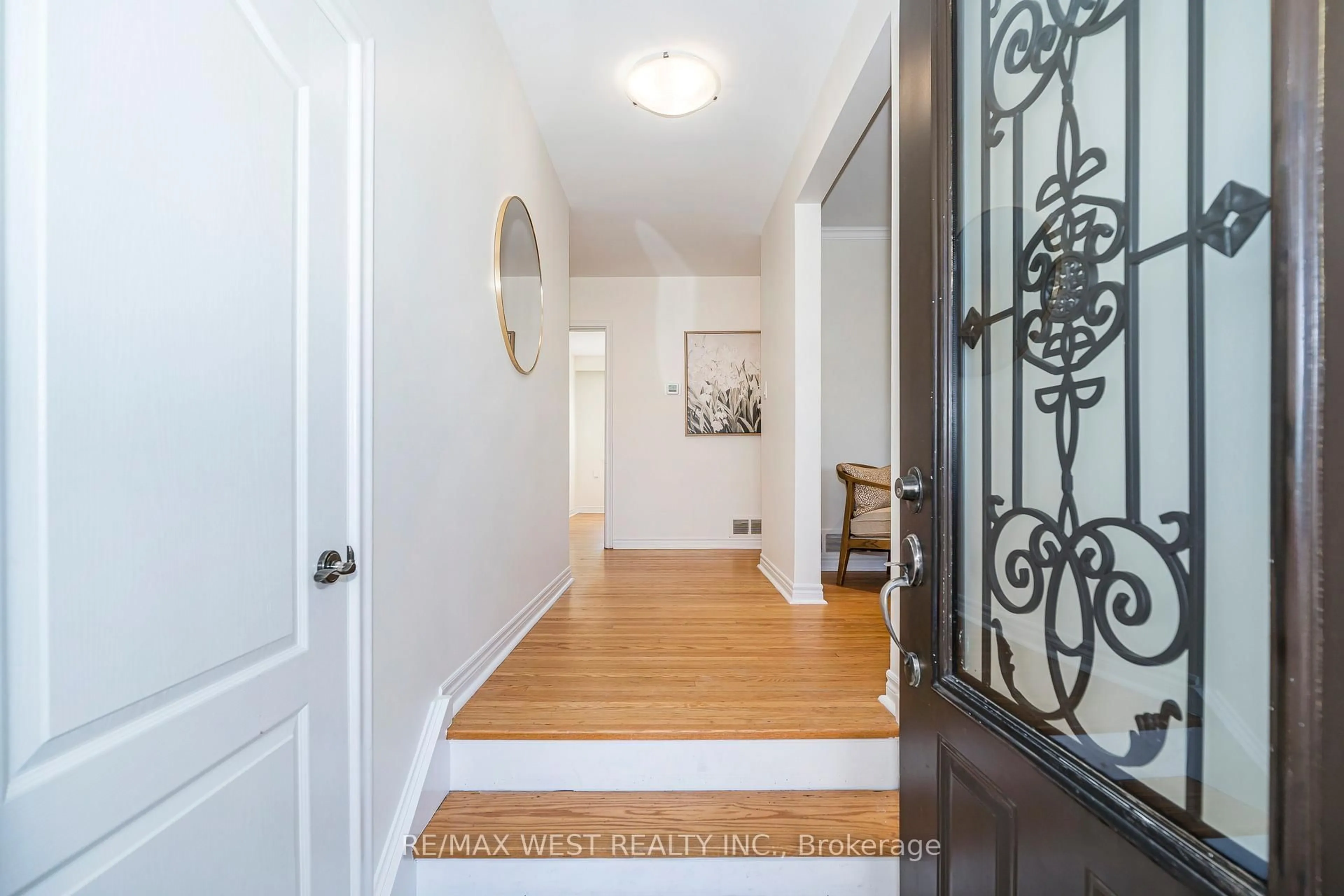 Indoor entryway for 6 Prentice Crt, Toronto Ontario M9P 1N2
