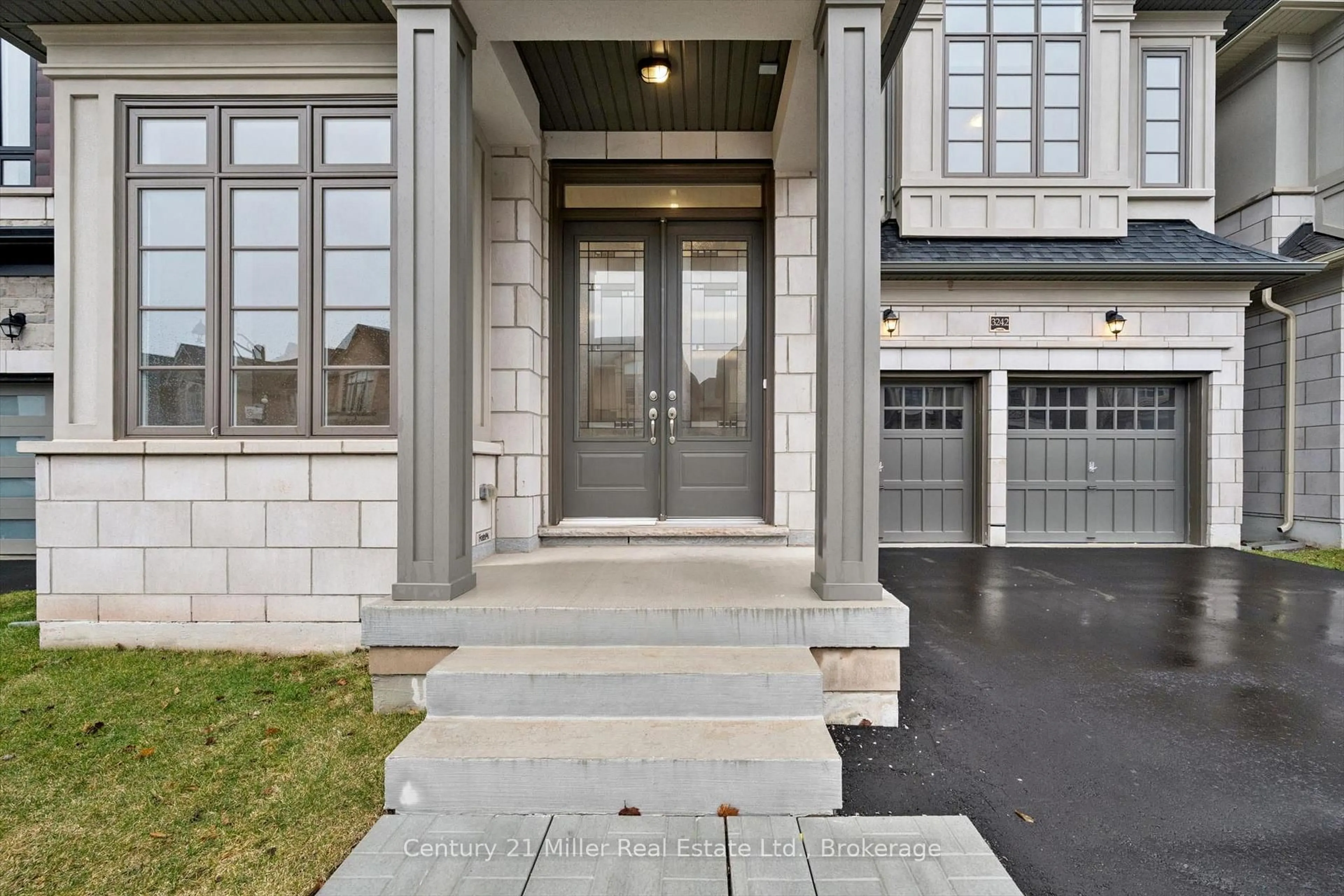 Indoor entryway for 3242 Millicent Ave, Oakville Ontario L6H 0V8