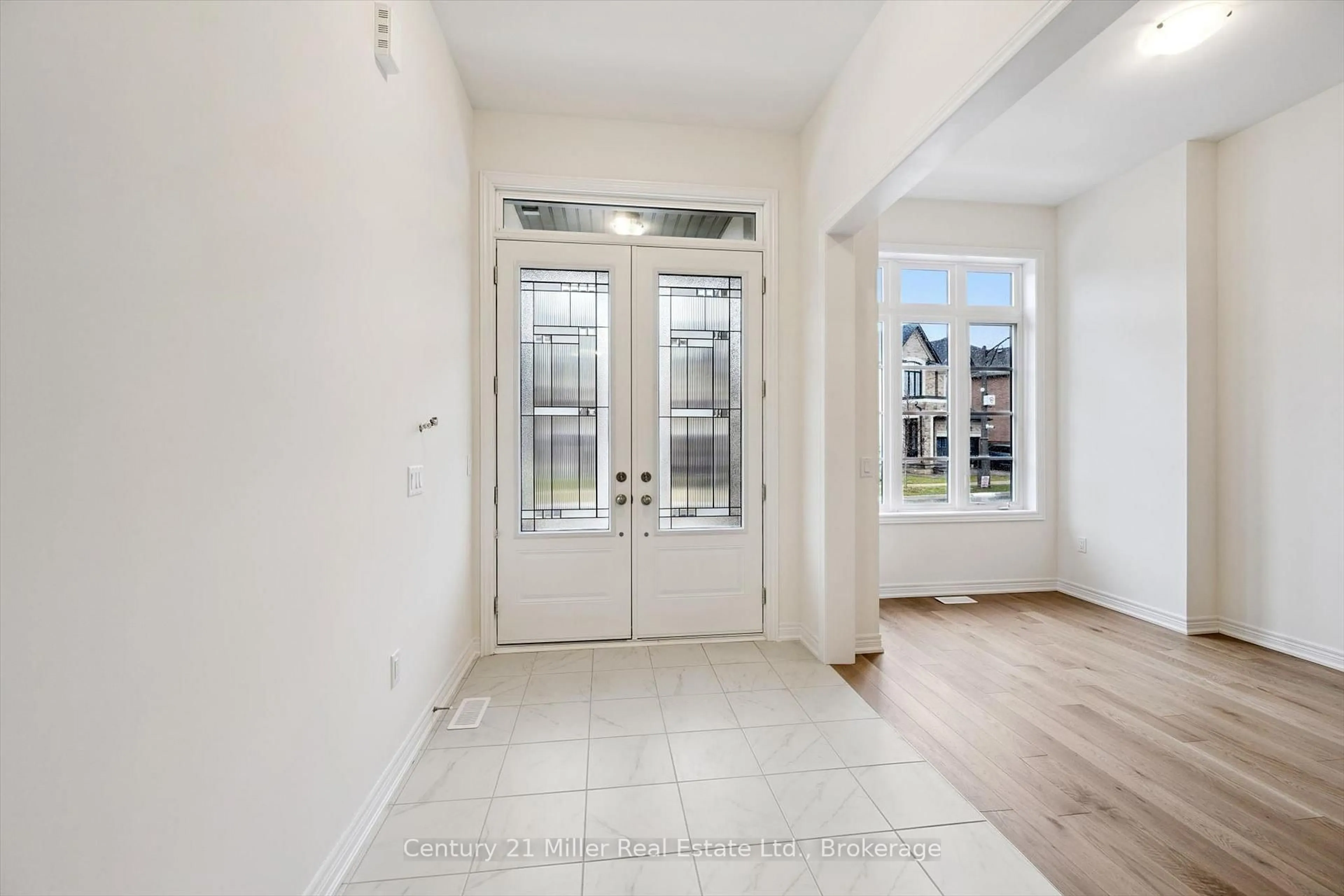 Indoor entryway for 3242 Millicent Ave, Oakville Ontario L6H 0V8