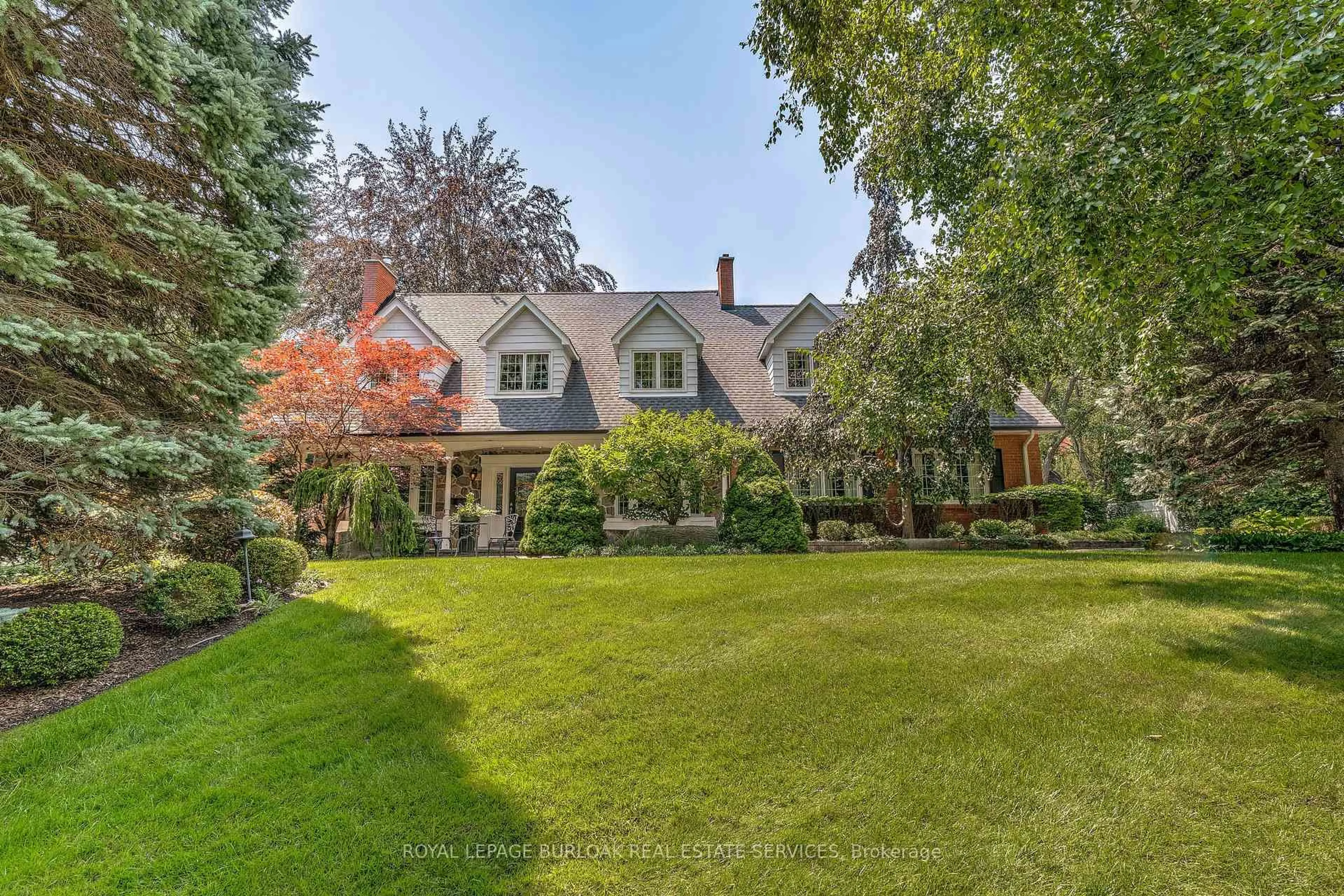 A pic from outside/outdoor area/front of a property/back of a property/a pic from drone, street for 166 Maple Grove Dr, Oakville Ontario L6J 4V1