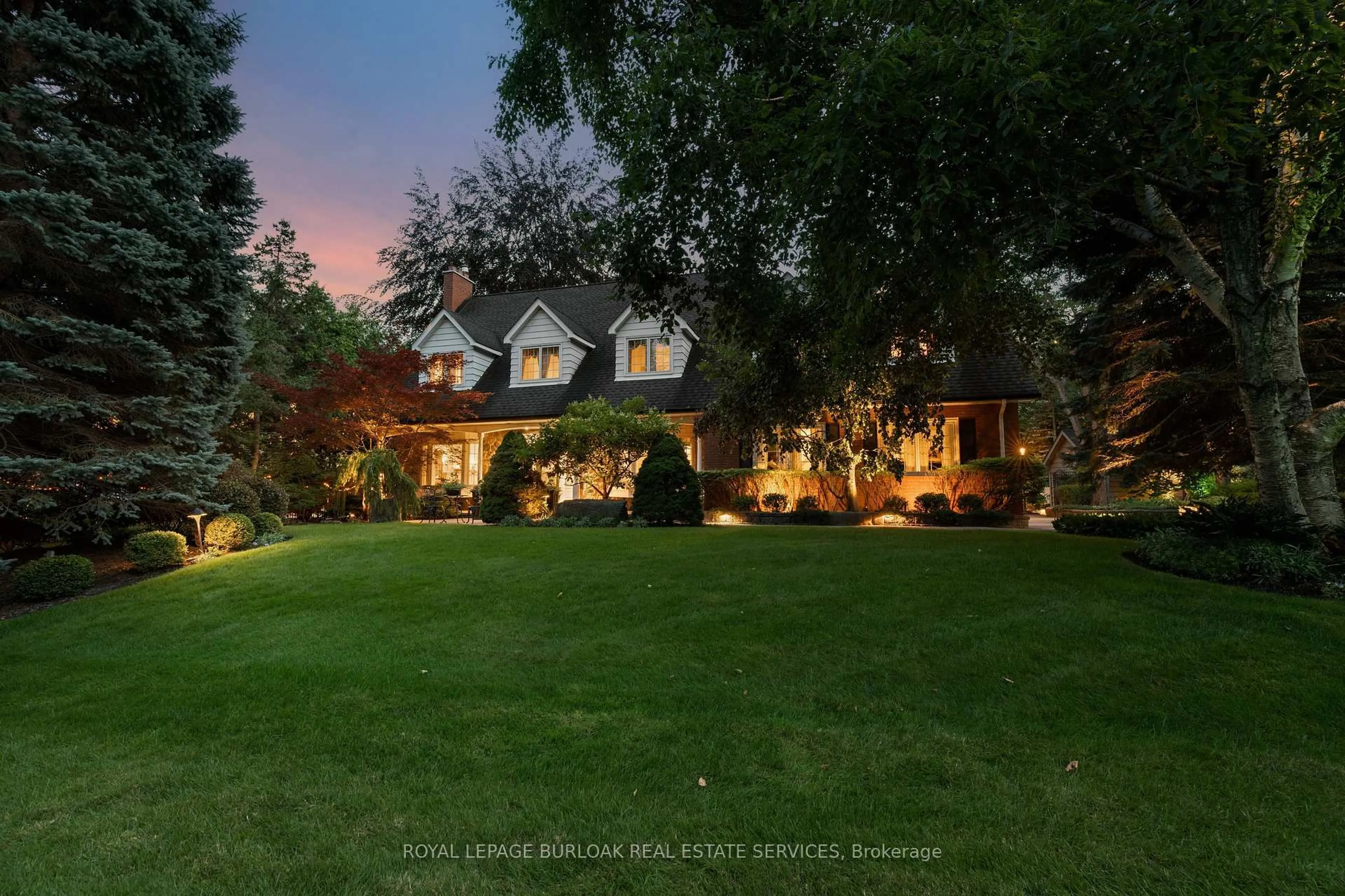 A pic from outside/outdoor area/front of a property/back of a property/a pic from drone, street for 166 Maple Grove Dr, Oakville Ontario L6J 4V1