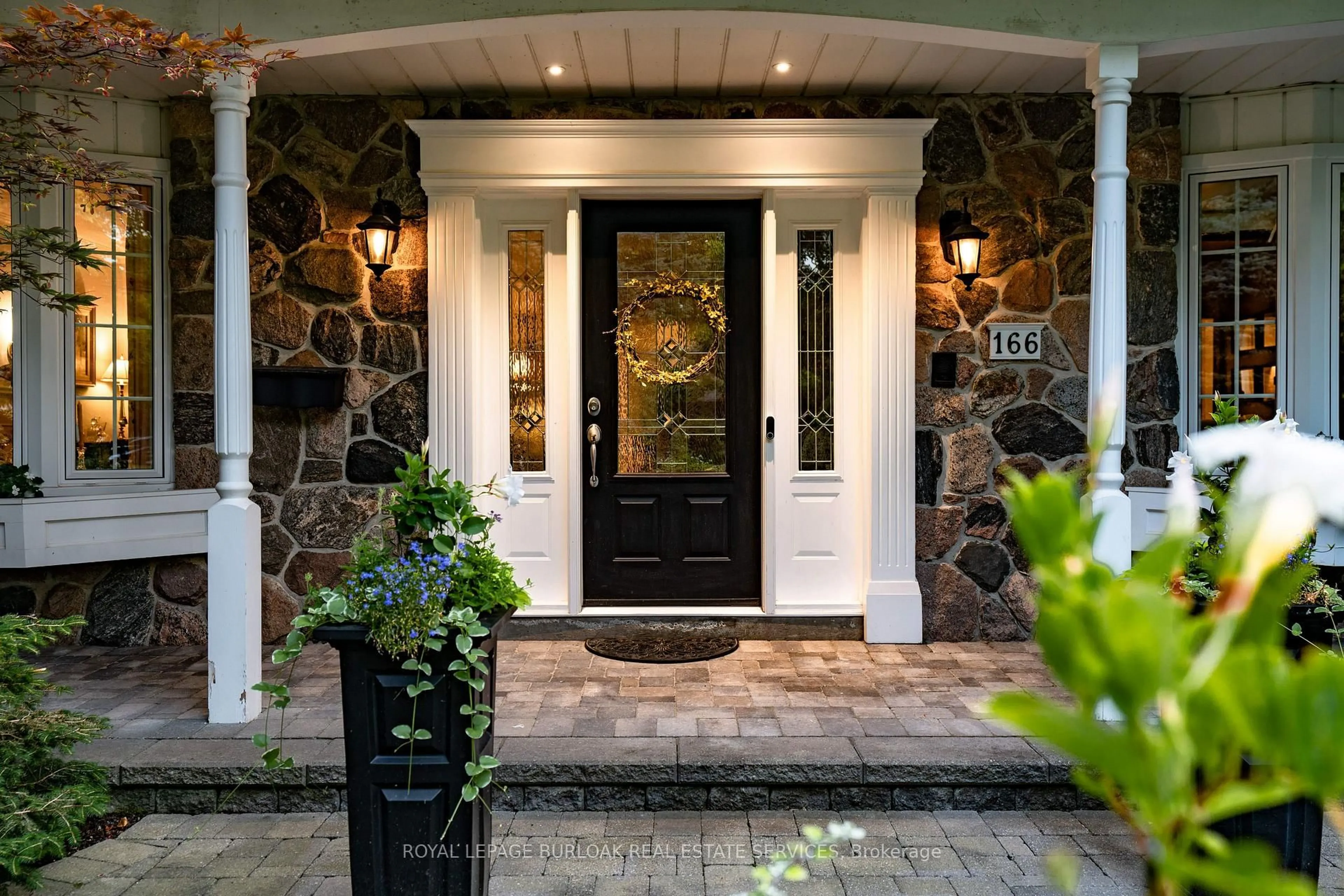 Indoor entryway for 166 Maple Grove Dr, Oakville Ontario L6J 4V1