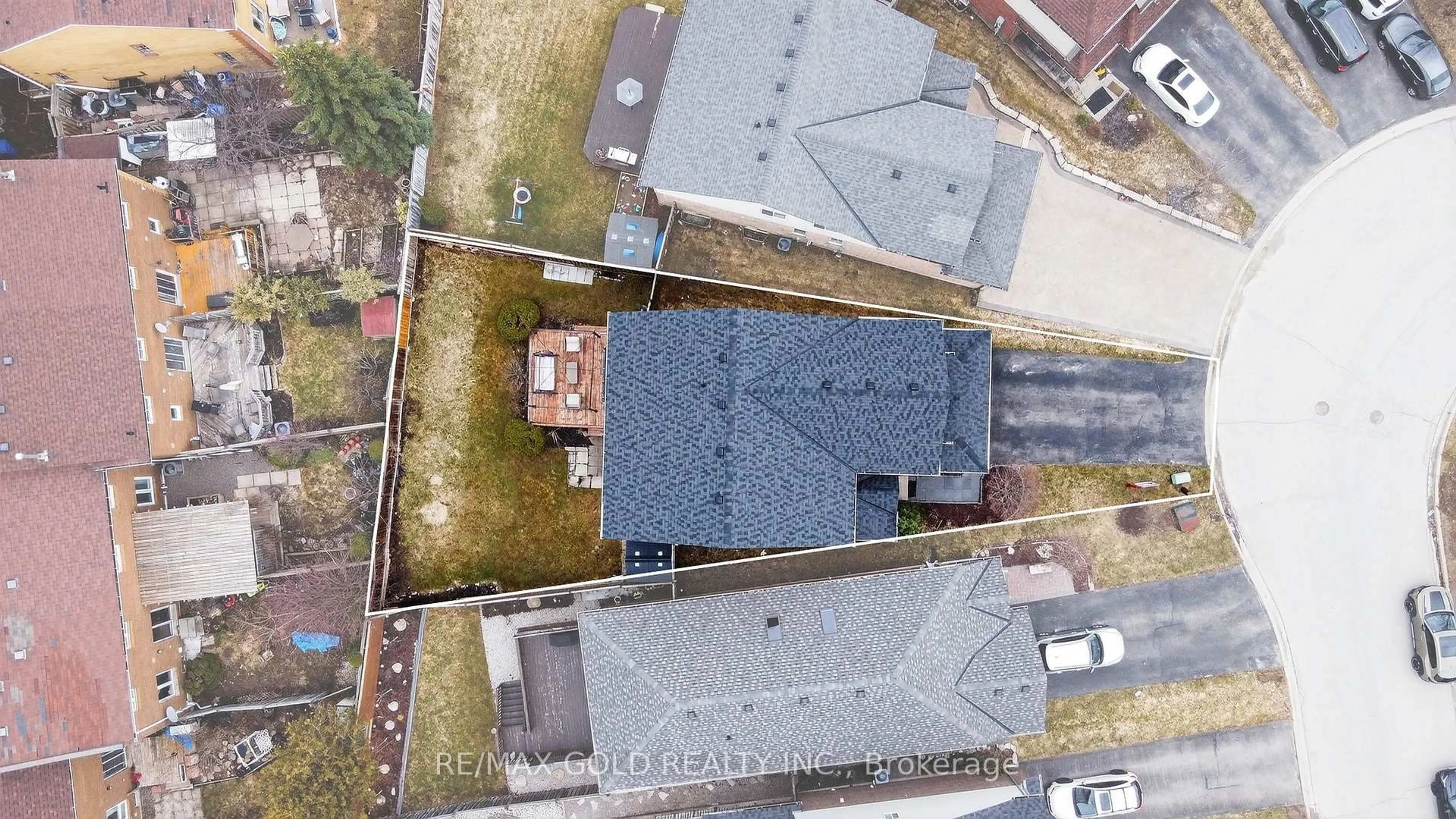 A pic from outside/outdoor area/front of a property/back of a property/a pic from drone, unknown for 24 Murray Crt, Orangeville Ontario L9W 0A1
