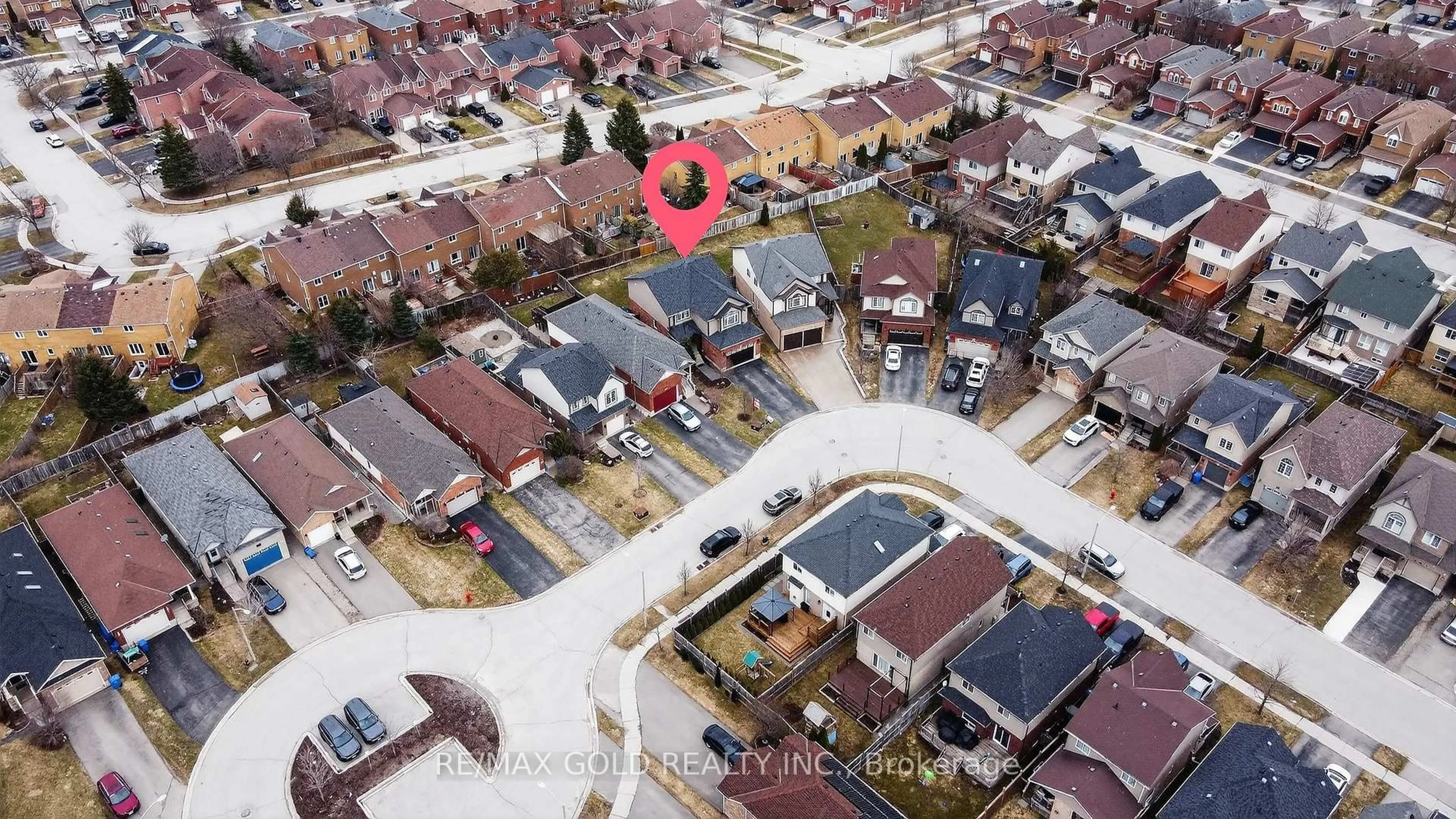 A pic from outside/outdoor area/front of a property/back of a property/a pic from drone, street for 24 Murray Crt, Orangeville Ontario L9W 0A1