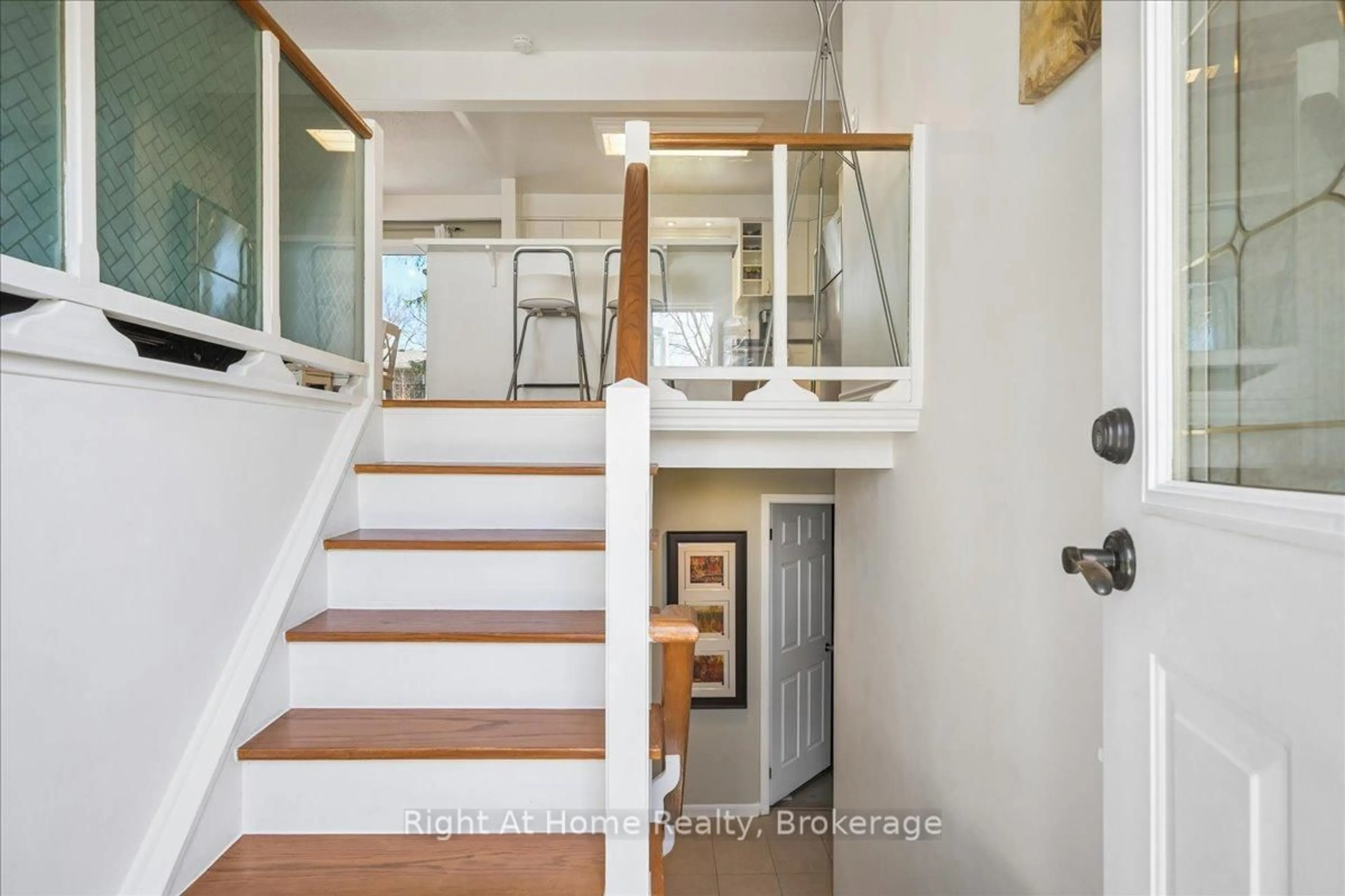 Unknown for 208 Mccraney St, Oakville Ontario L6H 1H7