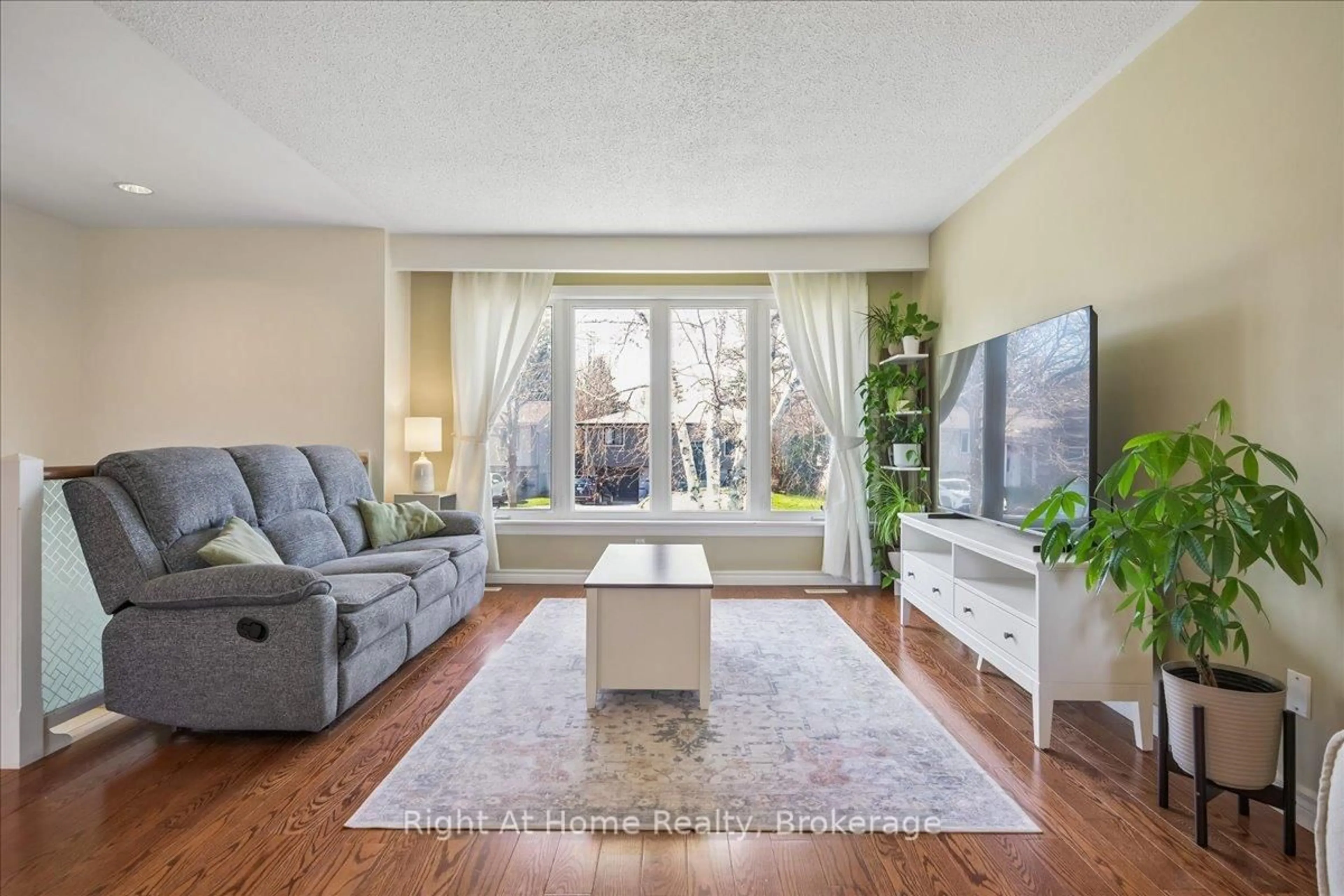 Living room with furniture, unknown for 208 Mccraney St, Oakville Ontario L6H 1H7