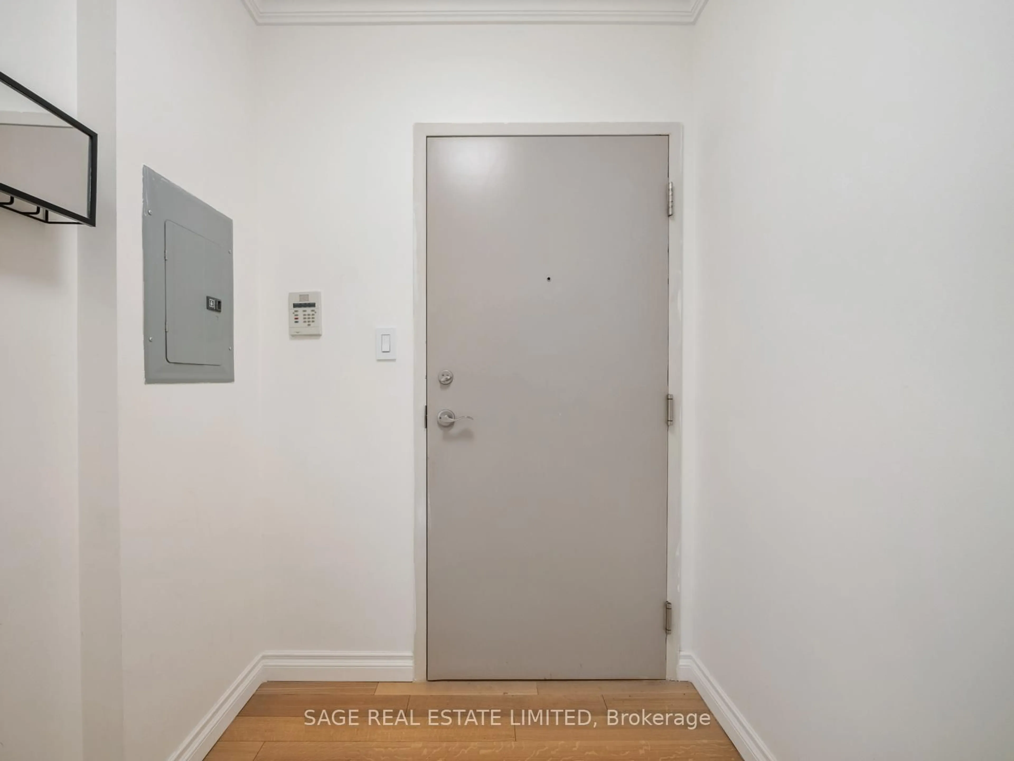 Indoor entryway for 2495 Dundas St #305, Toronto Ontario M6P 1X4