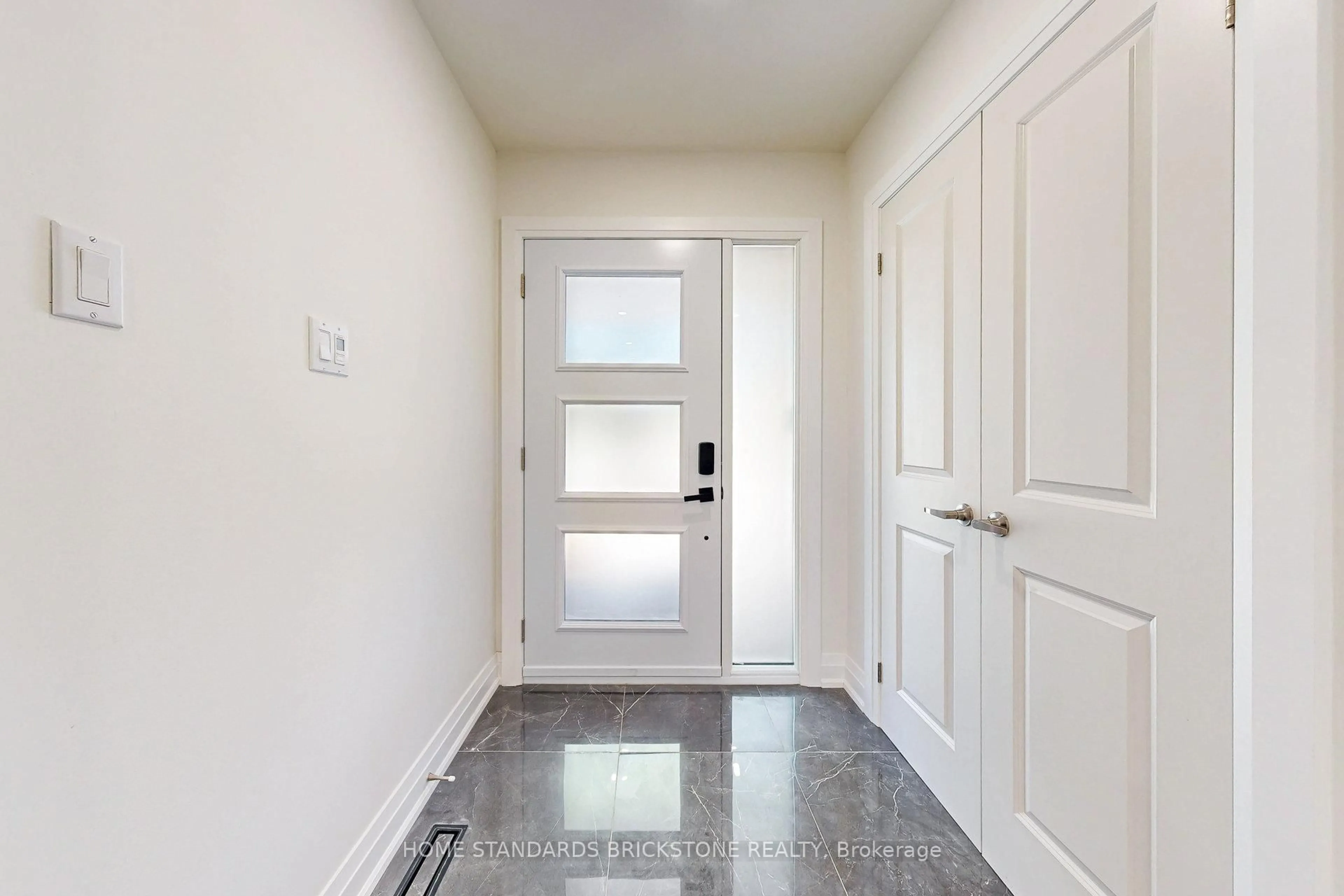 Indoor entryway for 460 Aspen Forest Dr, Oakville Ontario L6J 6H6