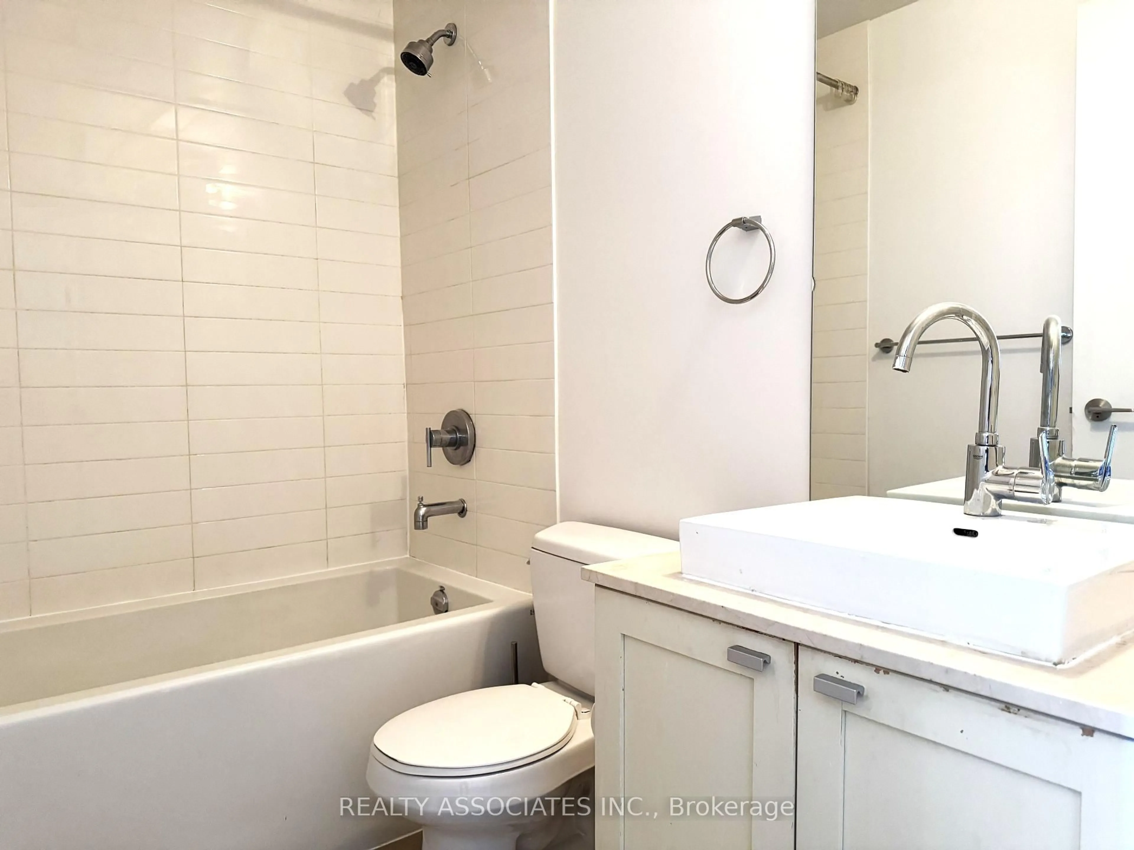 Standard bathroom, unknown for 105 The Queensway Way #813, Toronto Ontario M6S 5B5