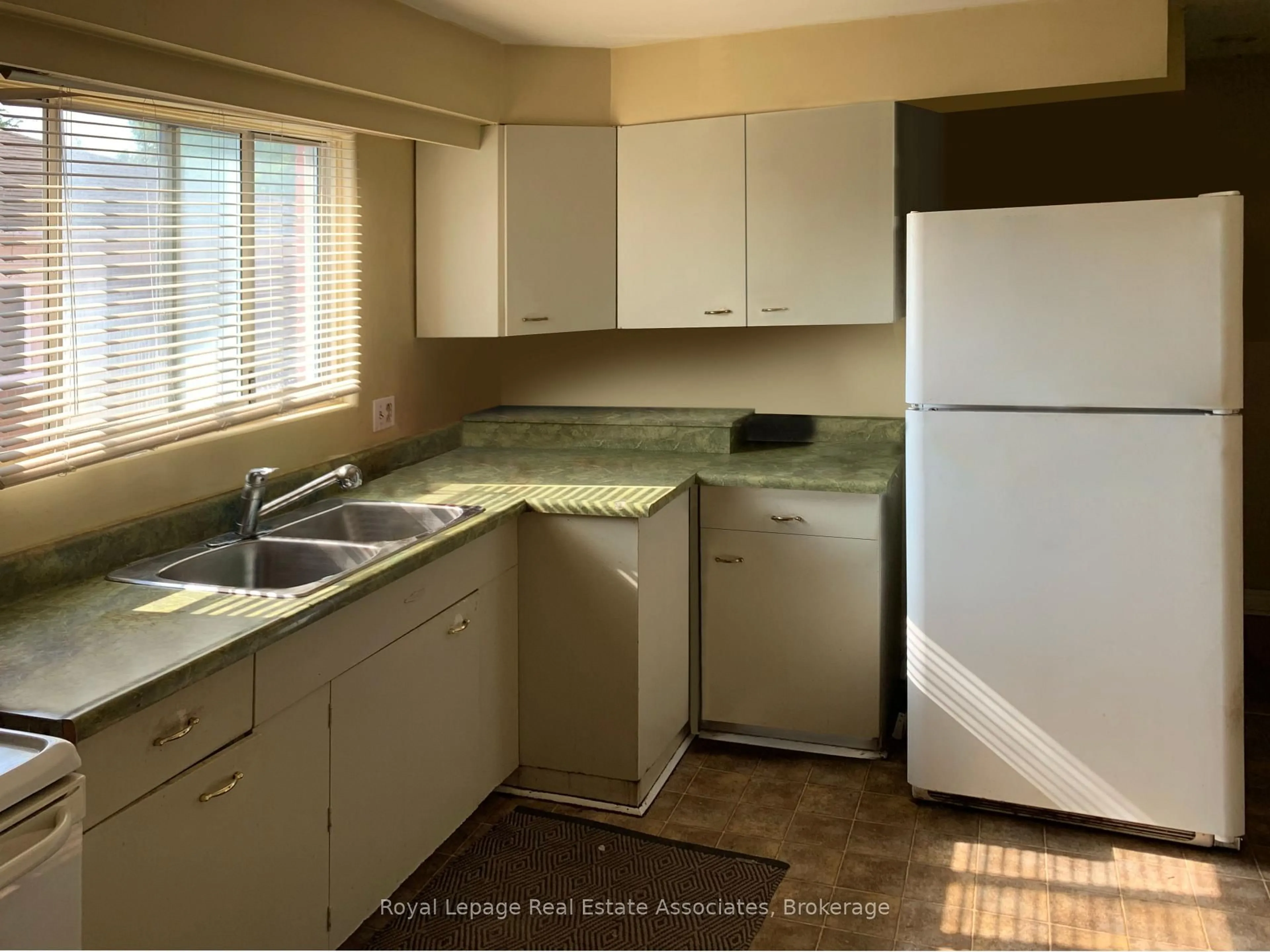 Standard kitchen, unknown for 3498 Ashcroft Cres, Mississauga Ontario L5C 2E7