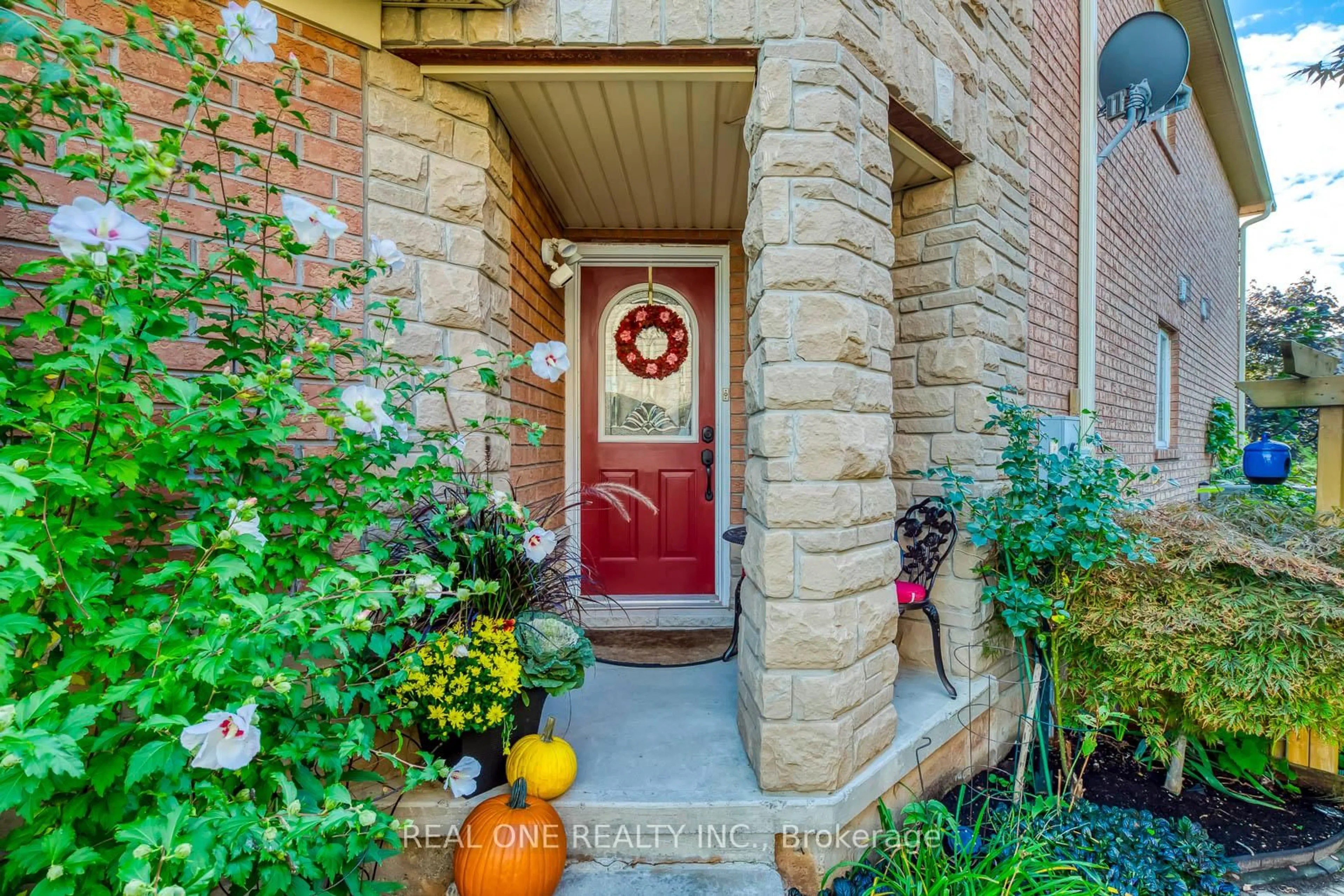 Indoor entryway for 2112 Redstone Cres, Oakville Ontario L6M 5B2