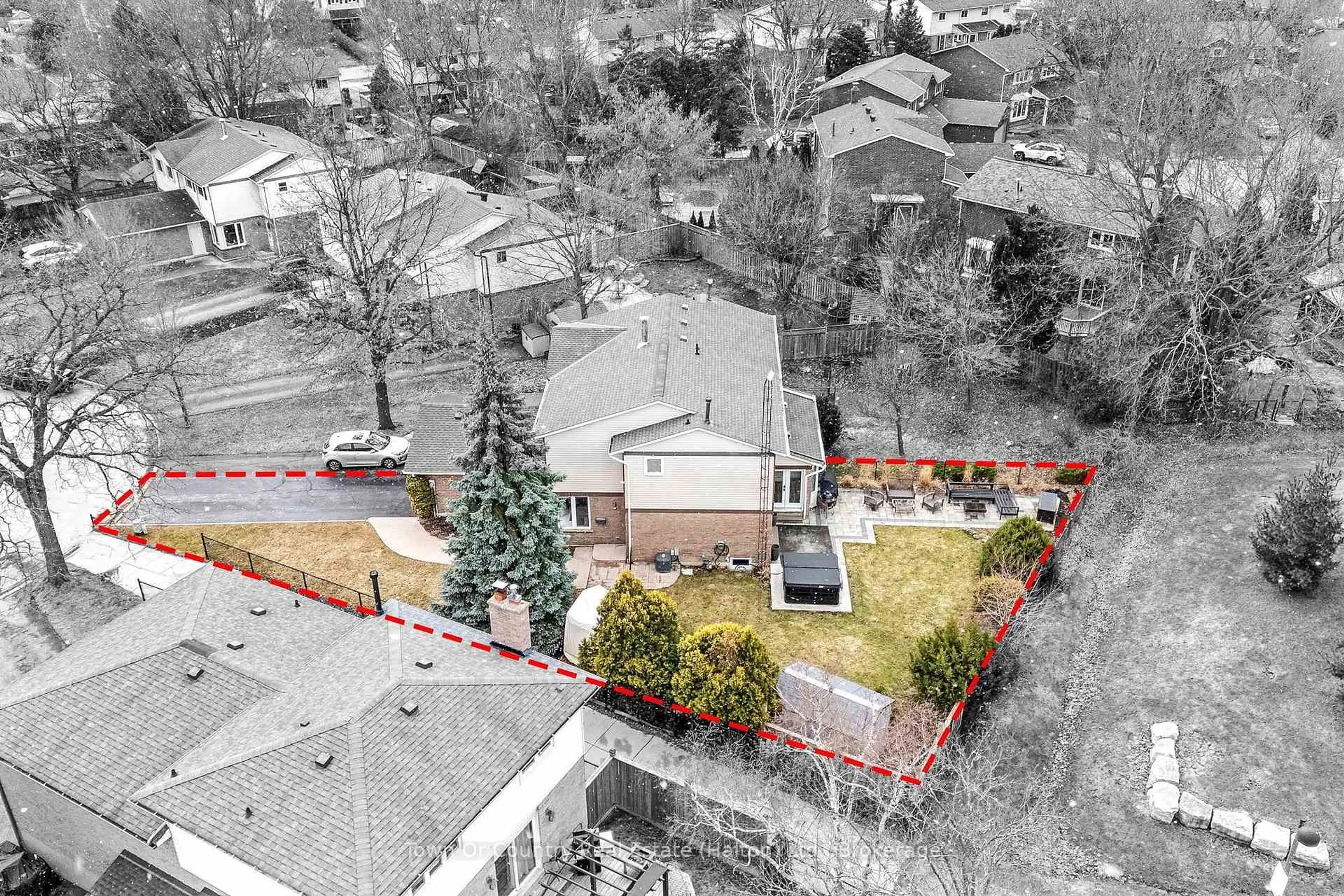 A pic from outside/outdoor area/front of a property/back of a property/a pic from drone, street for 522 Conway Crt, Milton Ontario L9T 4B8