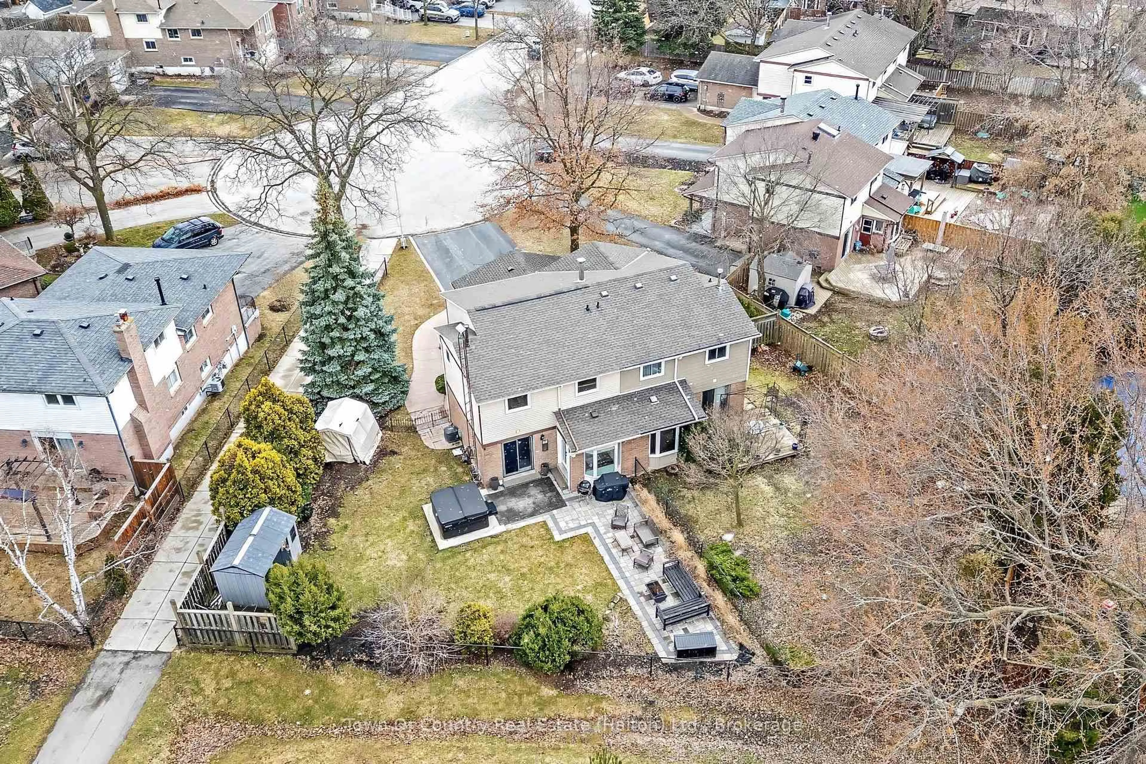 A pic from outside/outdoor area/front of a property/back of a property/a pic from drone, street for 522 Conway Crt, Milton Ontario L9T 4B8