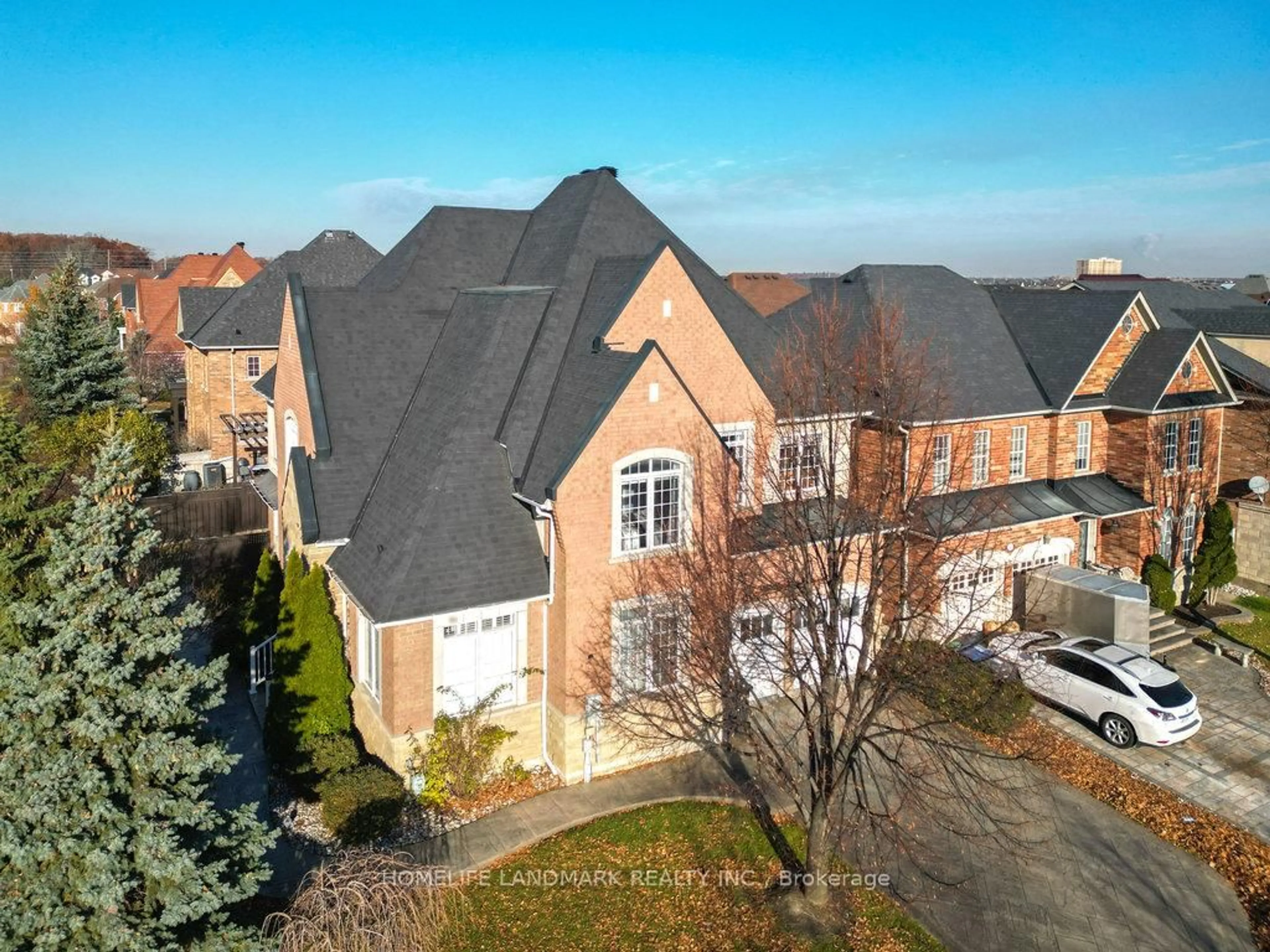A pic from outside/outdoor area/front of a property/back of a property/a pic from drone, street for 3565 Stonecutter Cres, Mississauga Ontario L5M 7N7