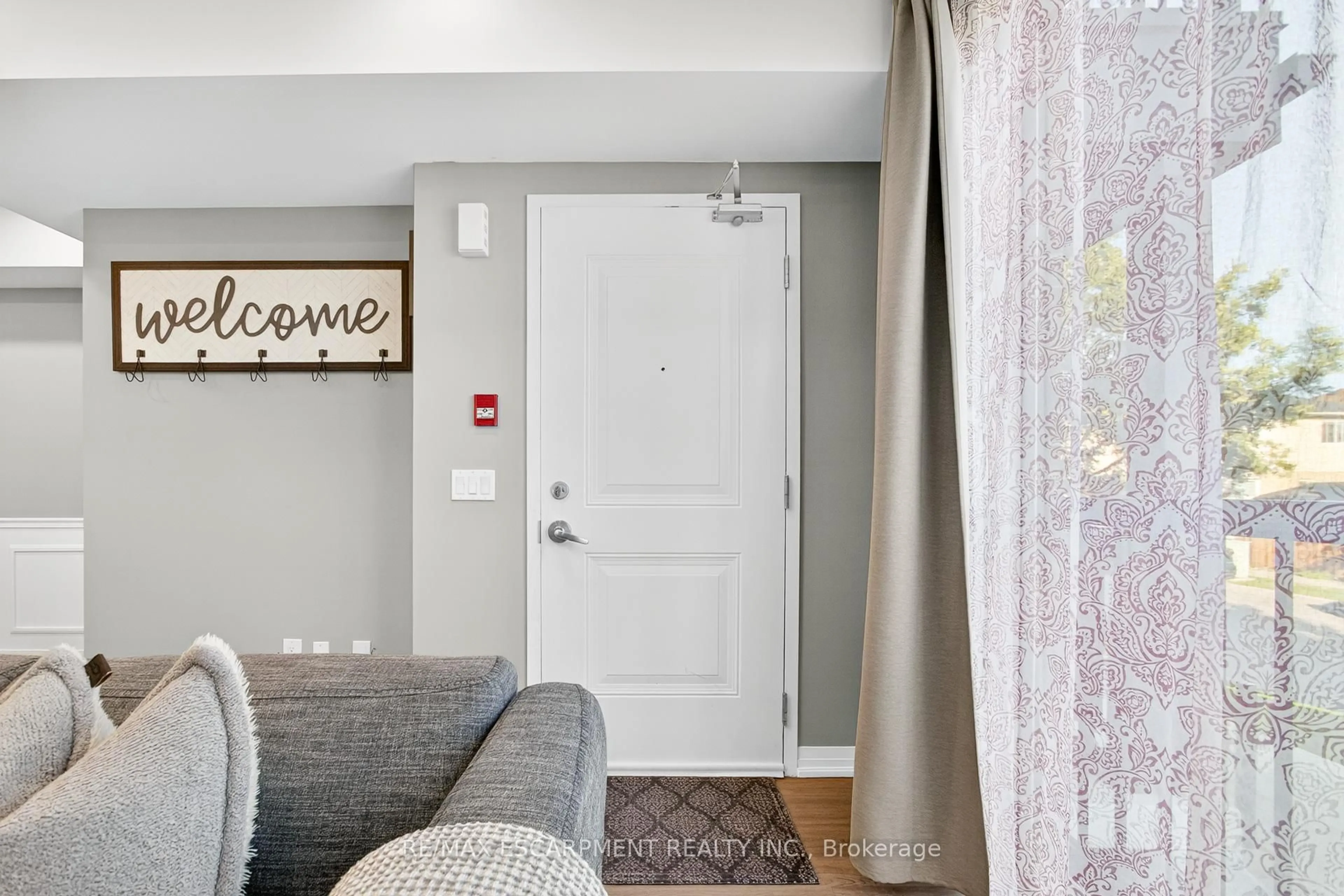 Indoor entryway for 1206 Main St #107, Milton Ontario L9T 9K6