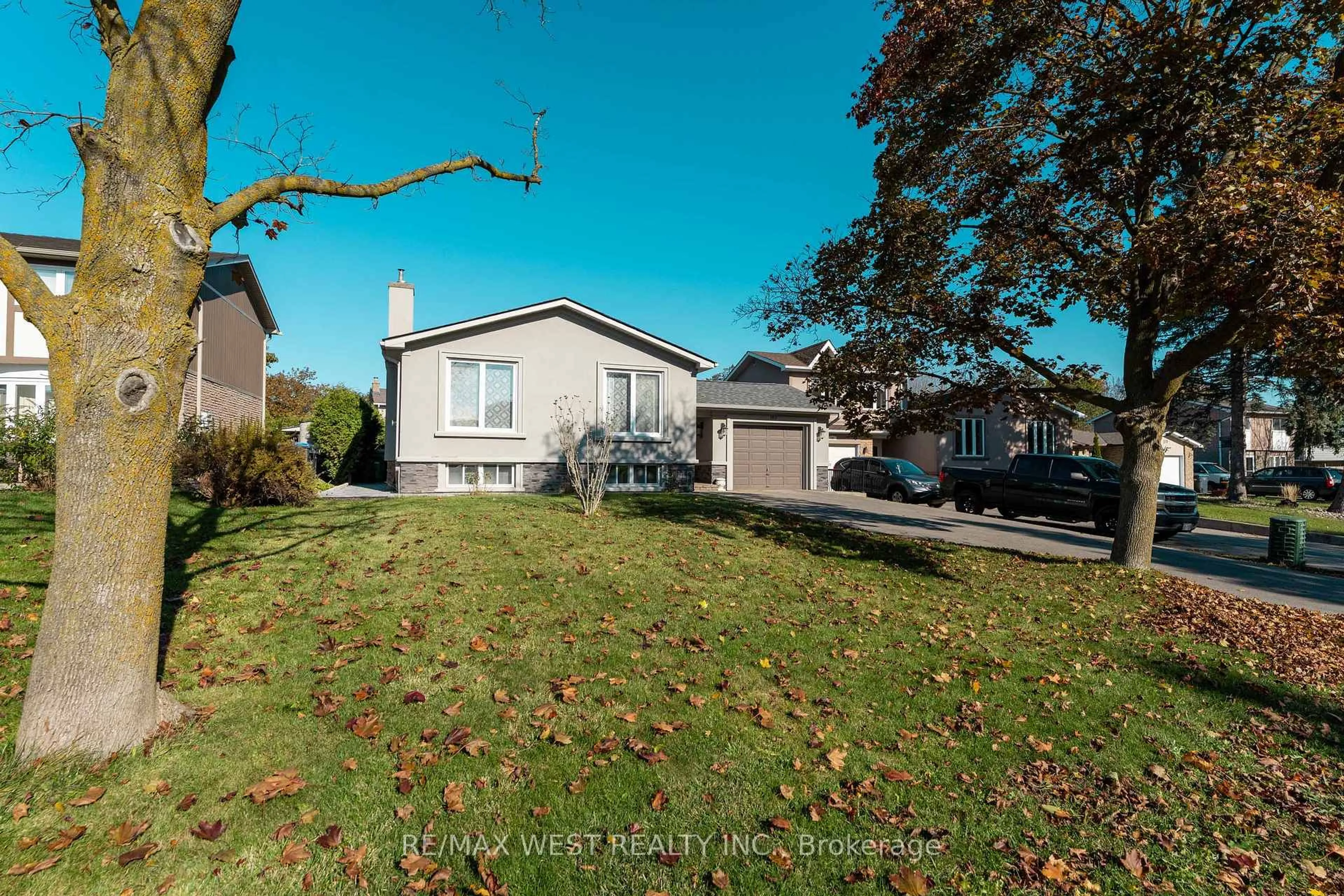 A pic from outside/outdoor area/front of a property/back of a property/a pic from drone, street for 183 Ridge Rd, Caledon Ontario L7E 4V8
