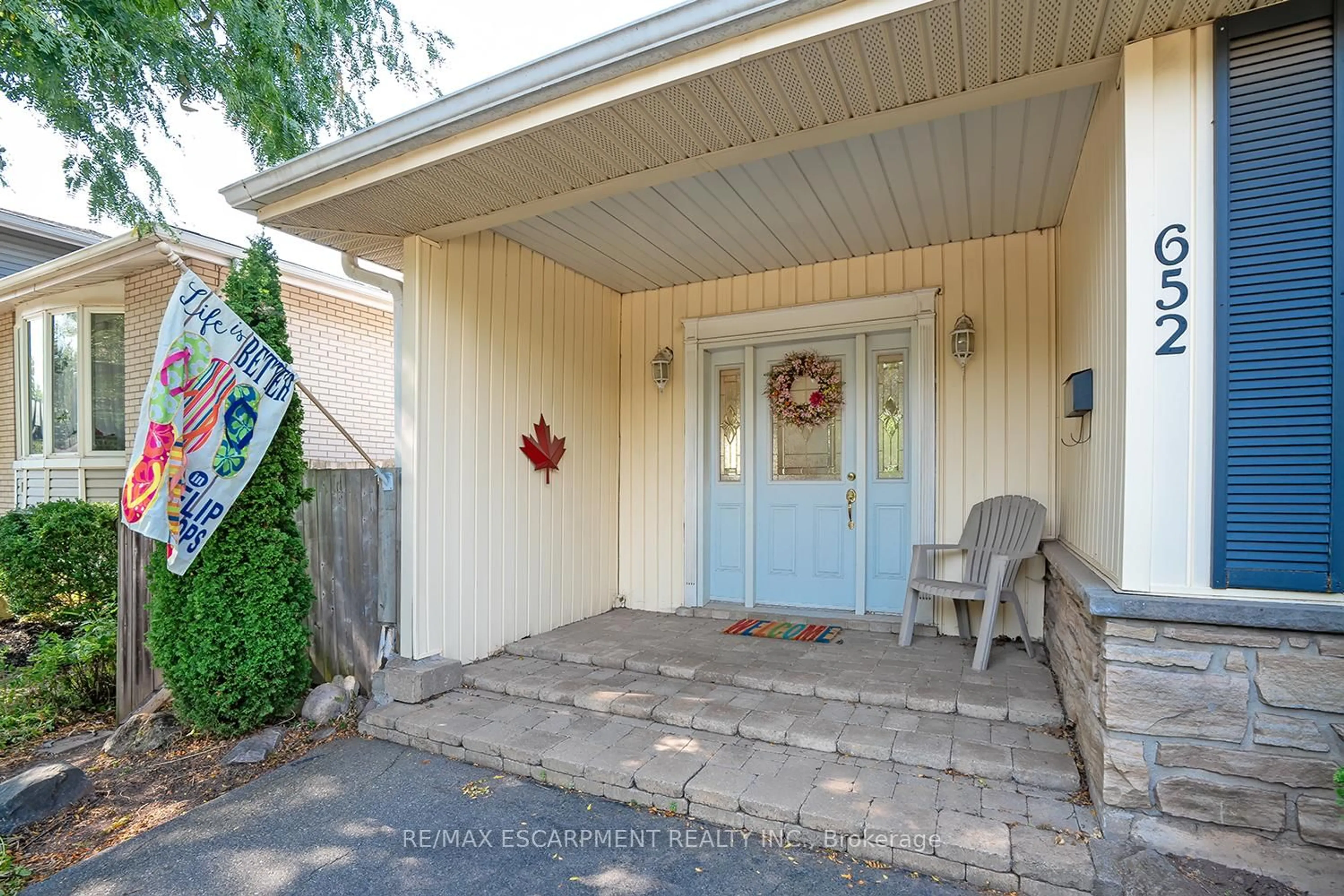 Indoor entryway for 652 Ardleigh Cres, Burlington Ontario L7L 4K8