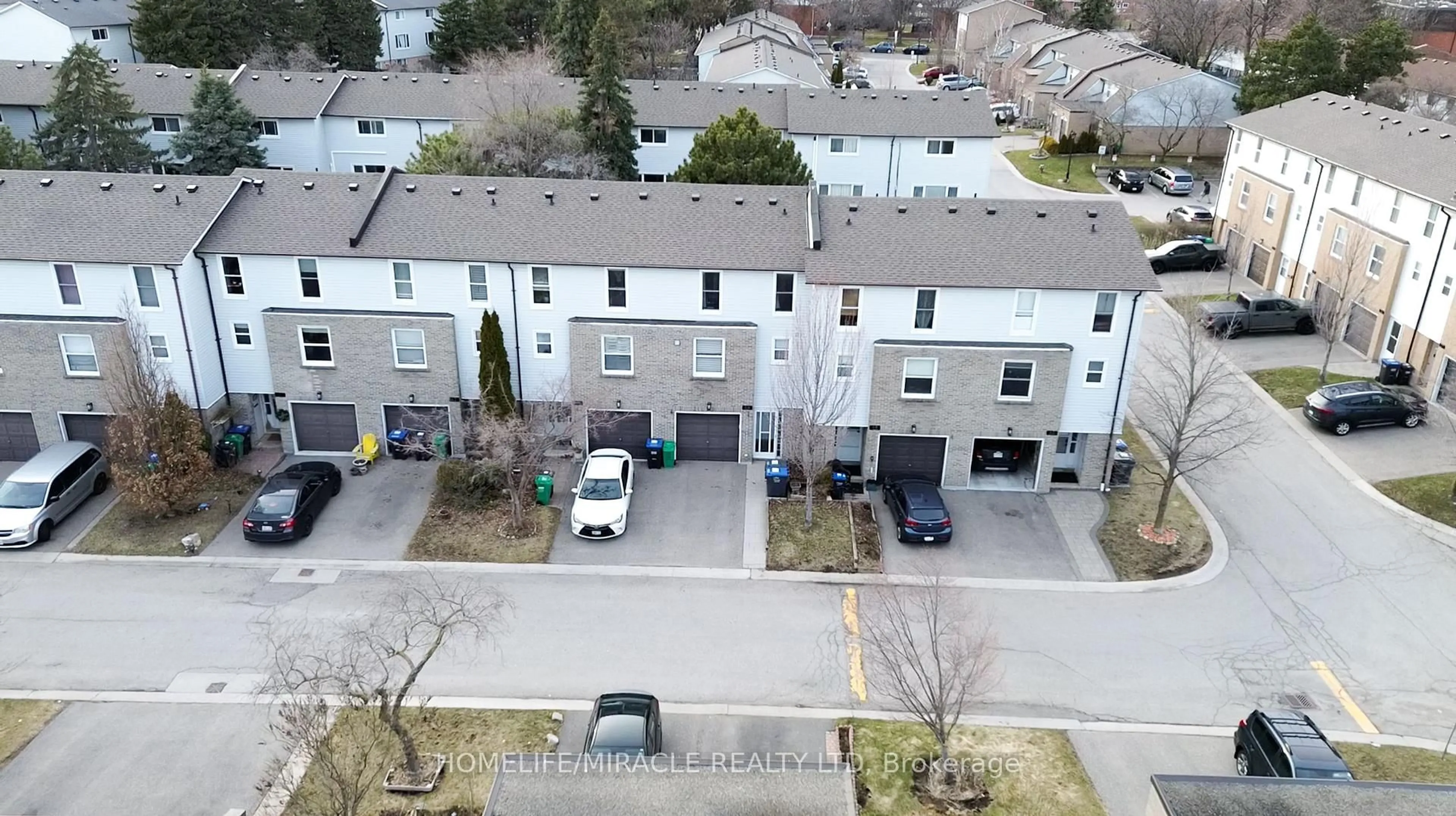 A pic from outside/outdoor area/front of a property/back of a property/a pic from drone, street for 2440 Bromsgrove Rd #64, Mississauga Ontario L5J 4J7