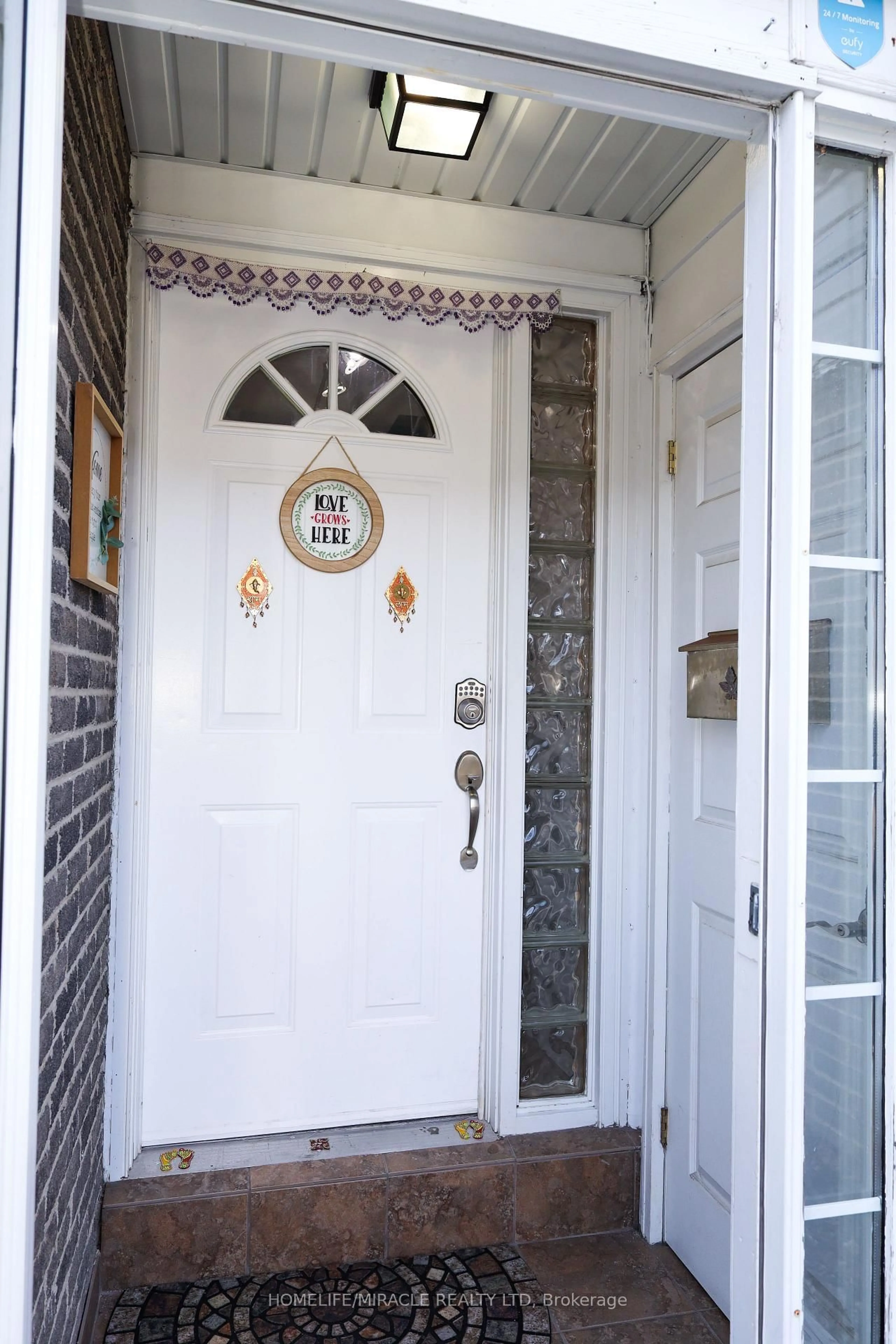 Indoor entryway for 2440 Bromsgrove Rd #64, Mississauga Ontario L5J 4J7