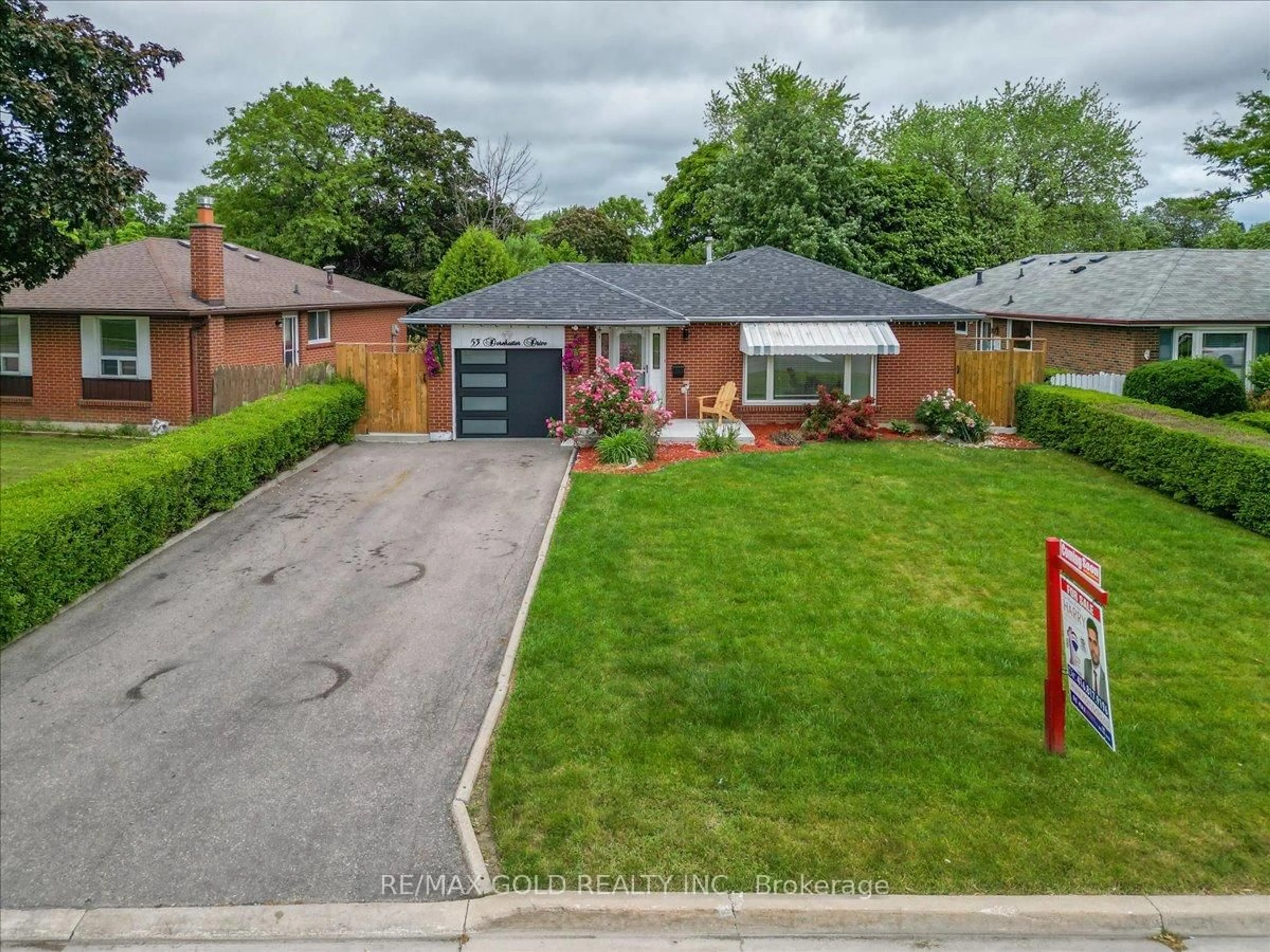 A pic from outside/outdoor area/front of a property/back of a property/a pic from drone, street for 53 Dorchester Dr, Brampton Ontario L6T 3E2
