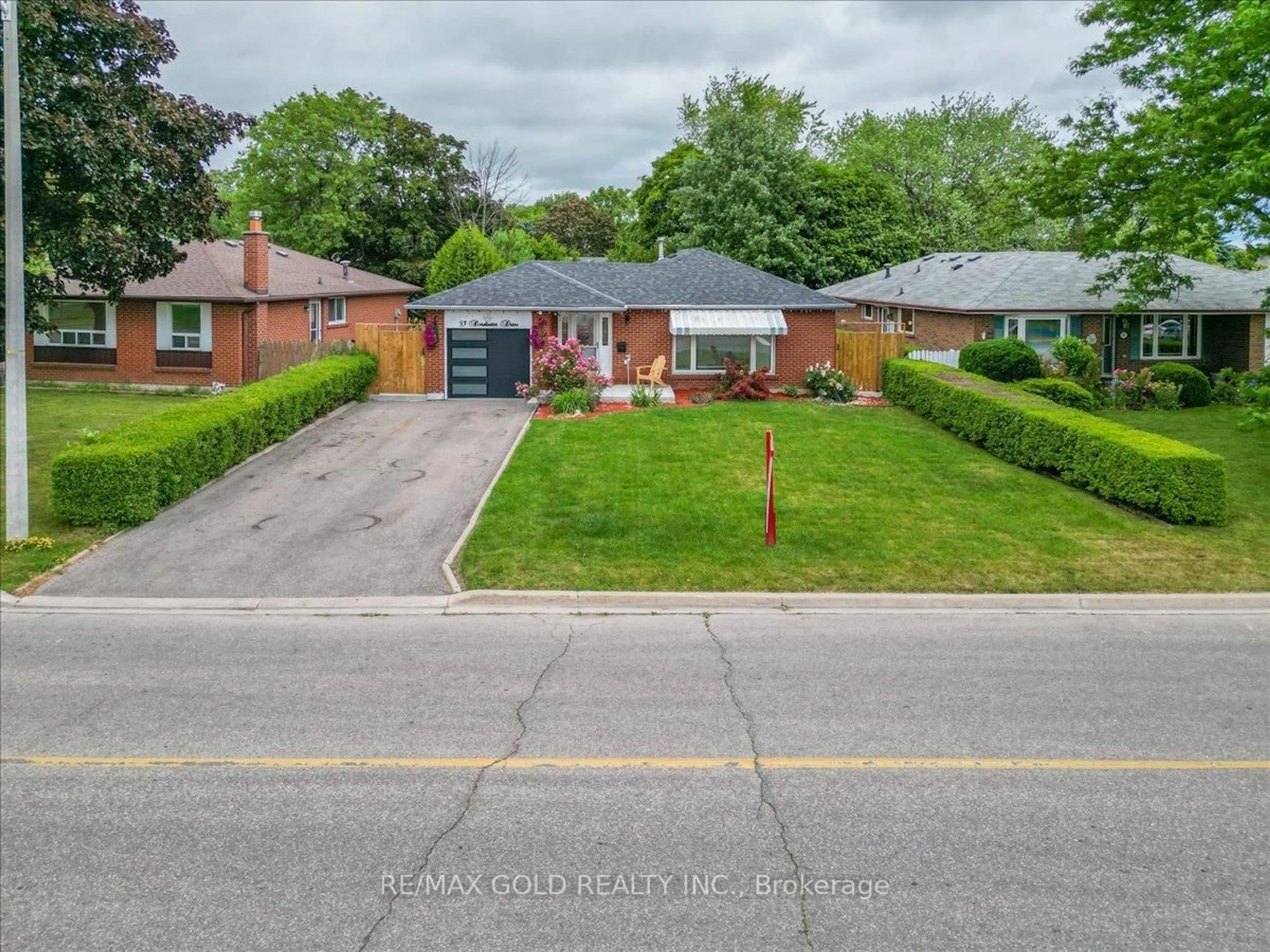 A pic from outside/outdoor area/front of a property/back of a property/a pic from drone, street for 53 Dorchester Dr, Brampton Ontario L6T 3E2