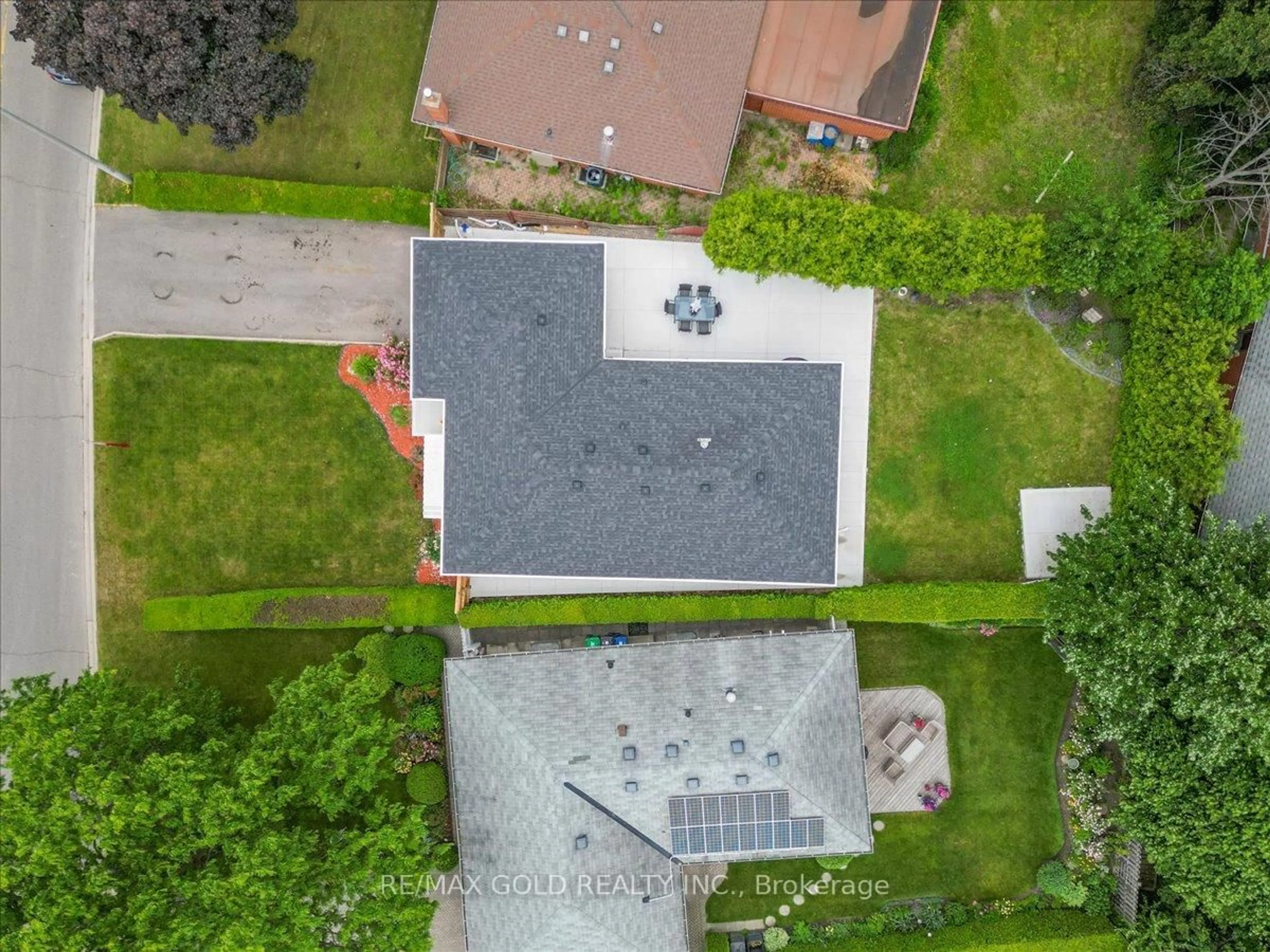 A pic from outside/outdoor area/front of a property/back of a property/a pic from drone, unknown for 53 Dorchester Dr, Brampton Ontario L6T 3E2