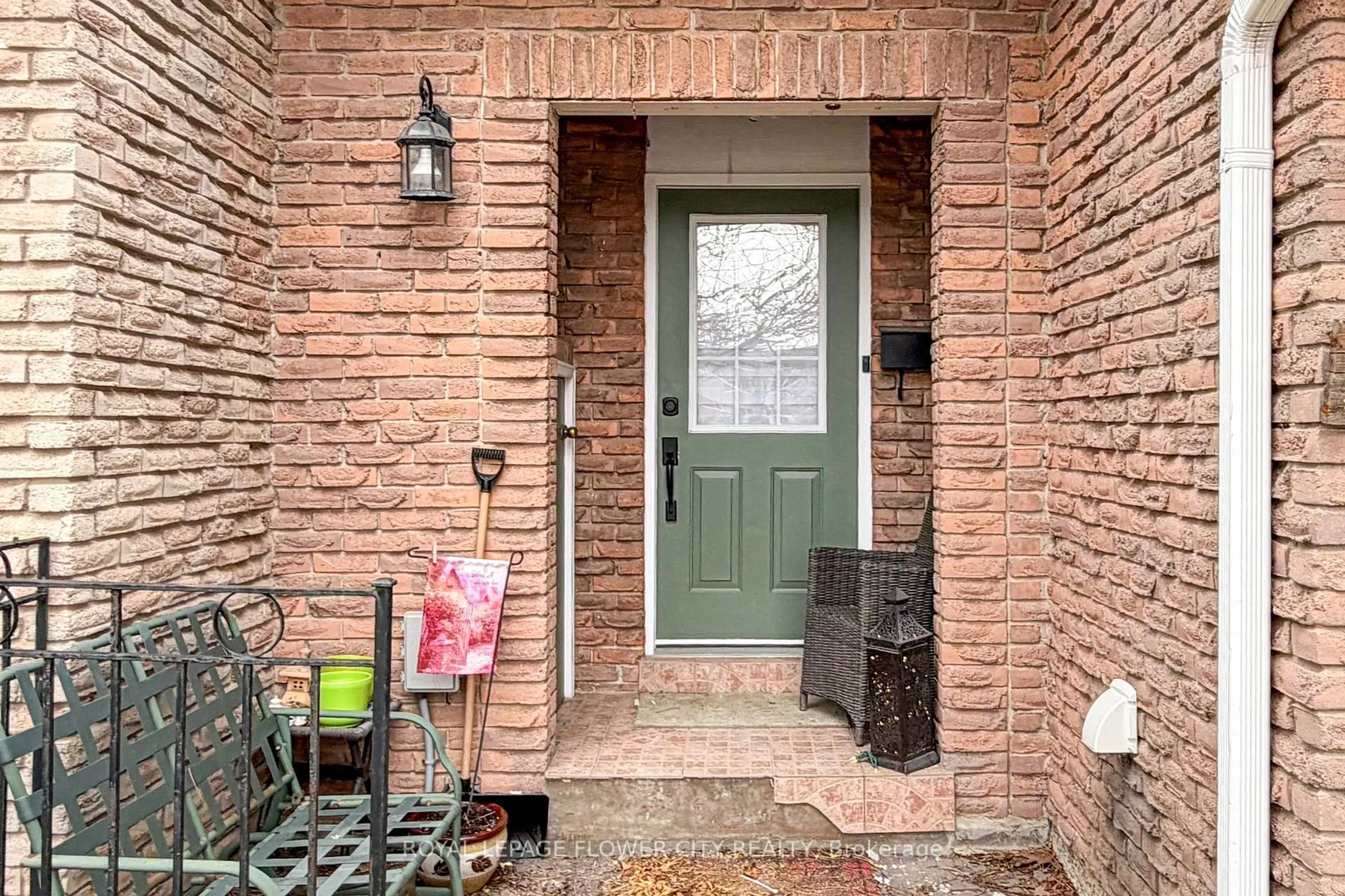 Indoor entryway for 3350 Hornbeam Cres #9, Mississauga Ontario L5L 3Z7